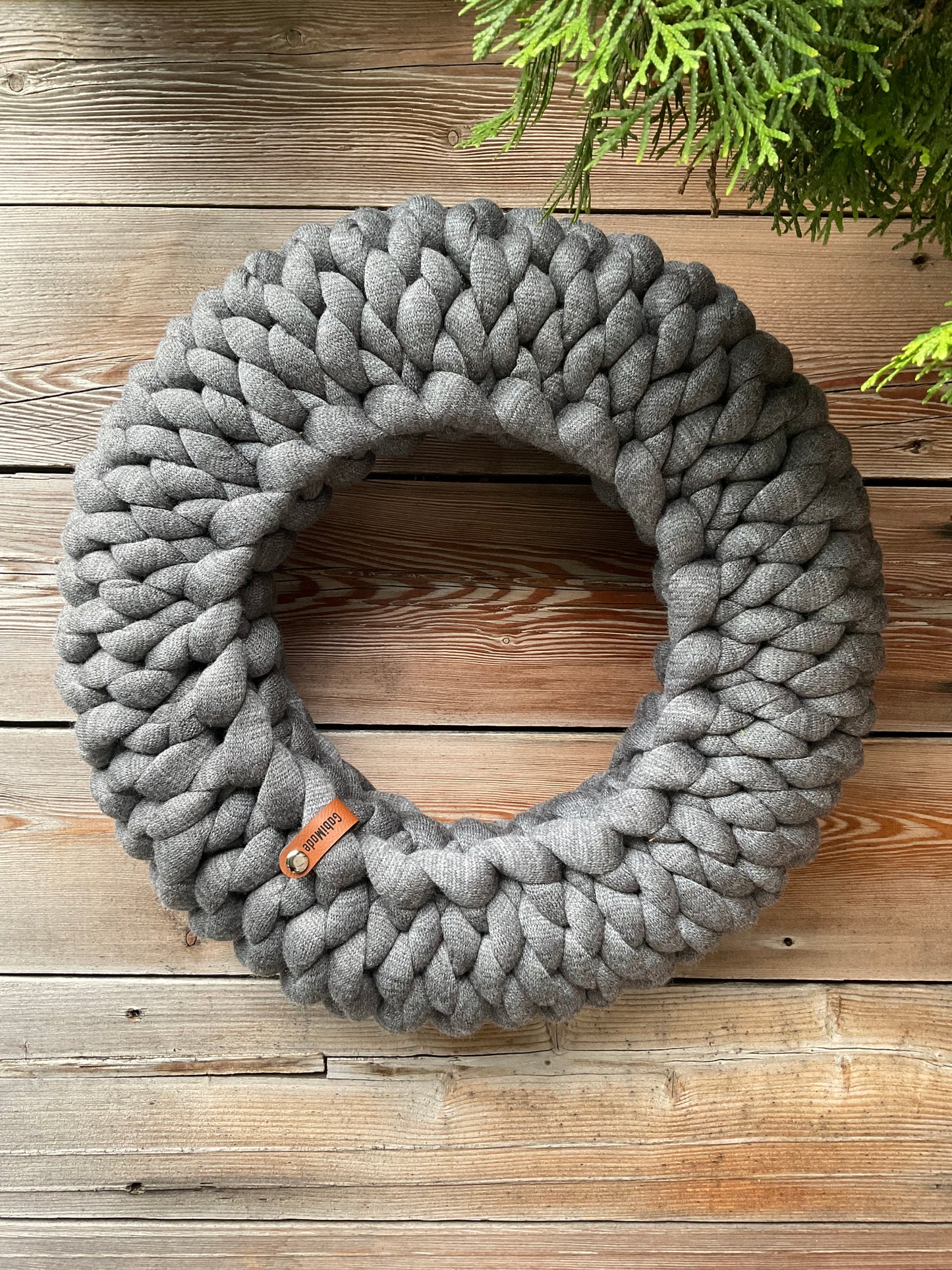 Ein grauer gestrickter Kranz