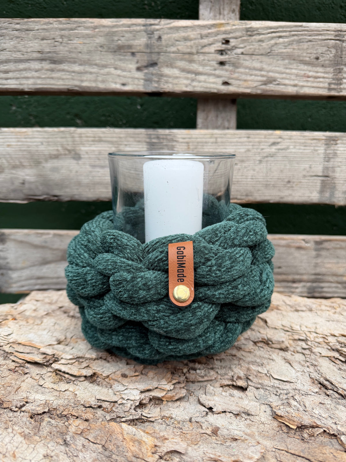 Ein gestricktes grünes Mini Windlicht mit Glaseinsatz