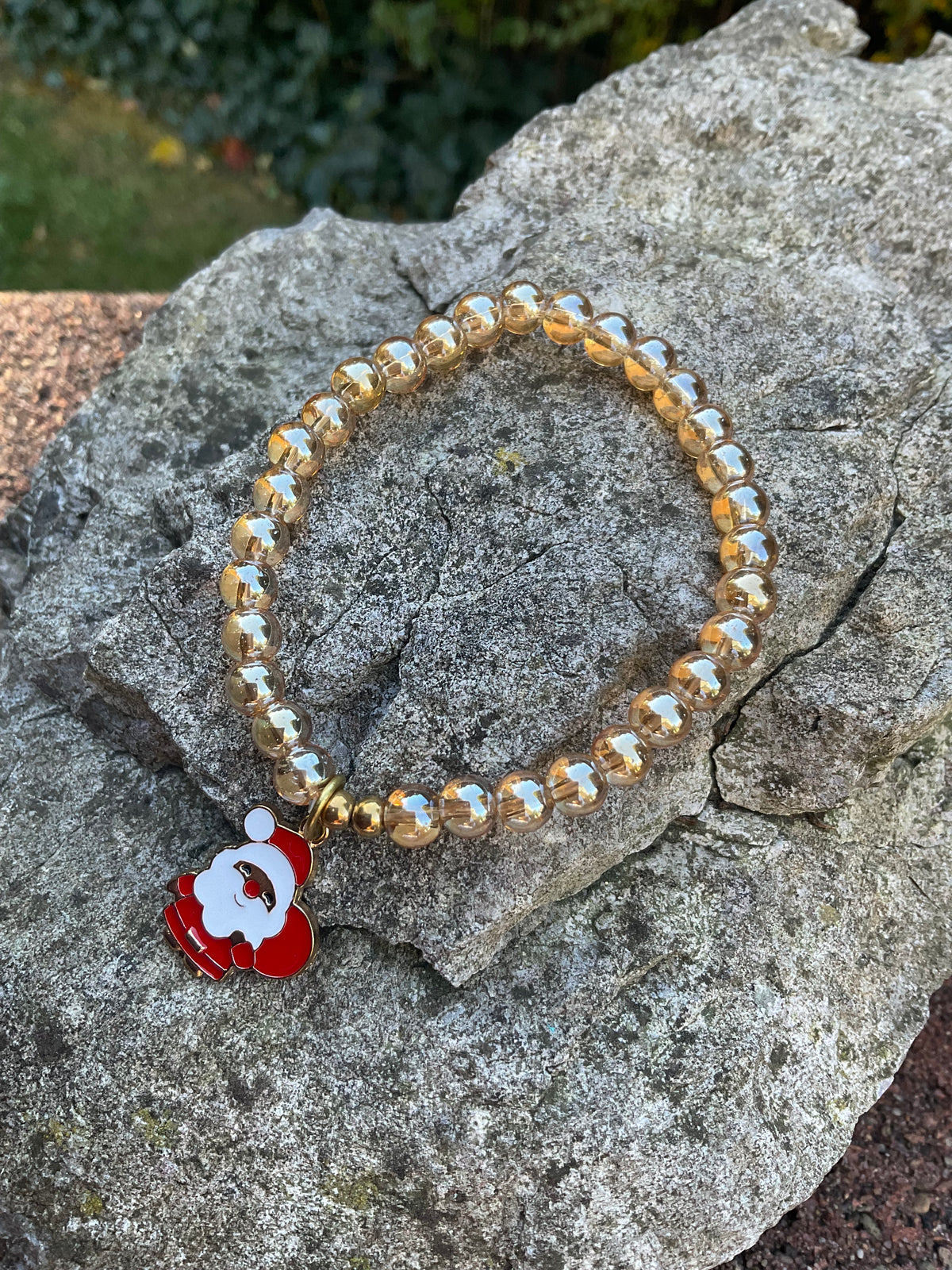 Ein Armband aus Bergkristall mit Nikolaus Anhänger