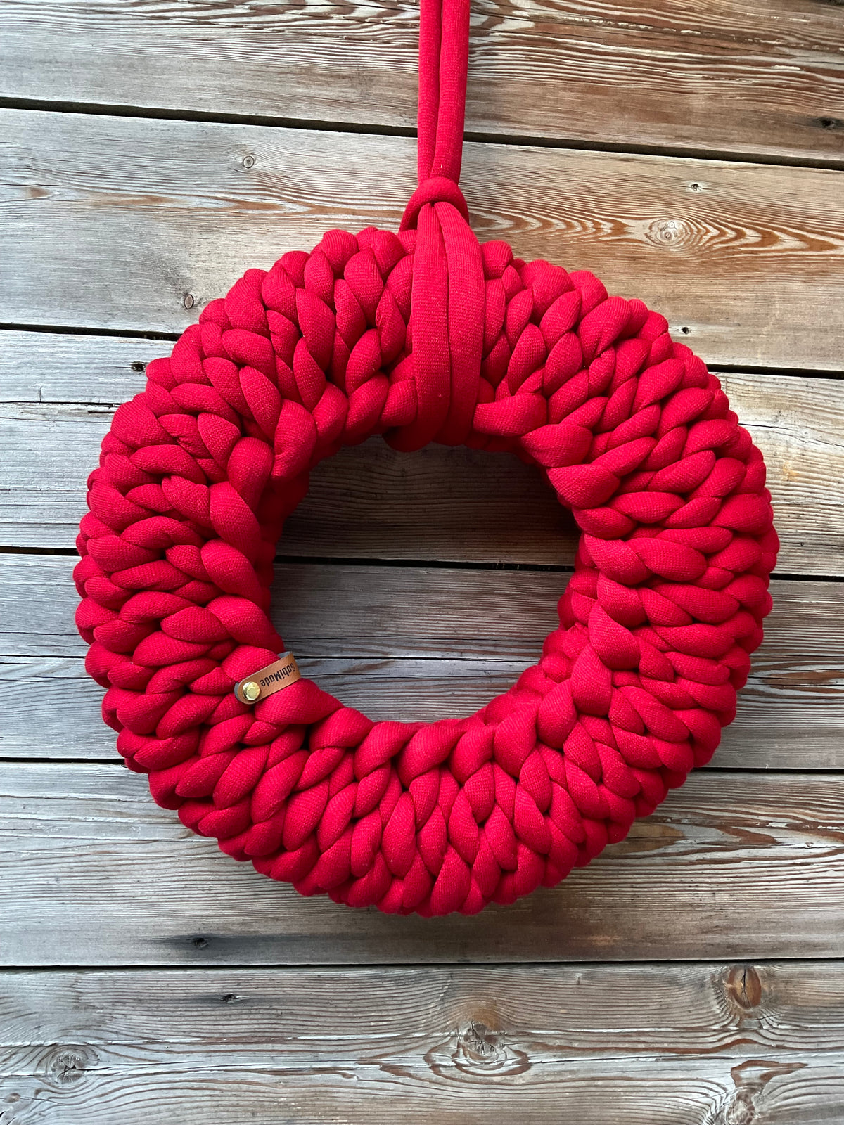 Ein gestrickter roter Kranz