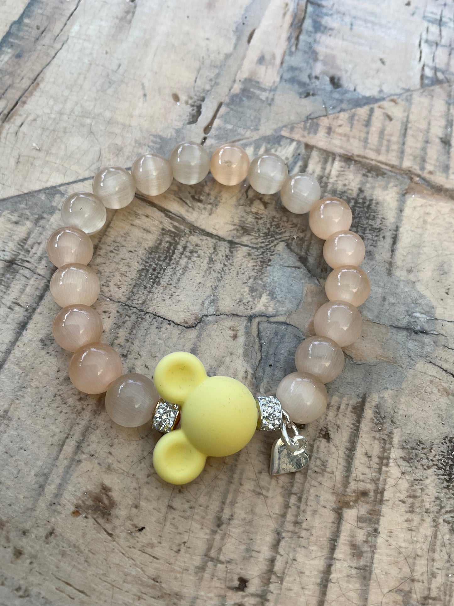 Ein perlenarmband mit Mickey Mousse uns Herz