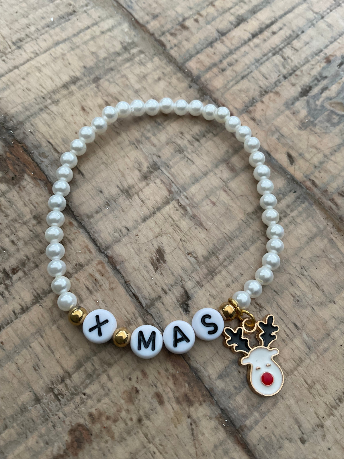 Ein Perlenarmband mit X-Mas