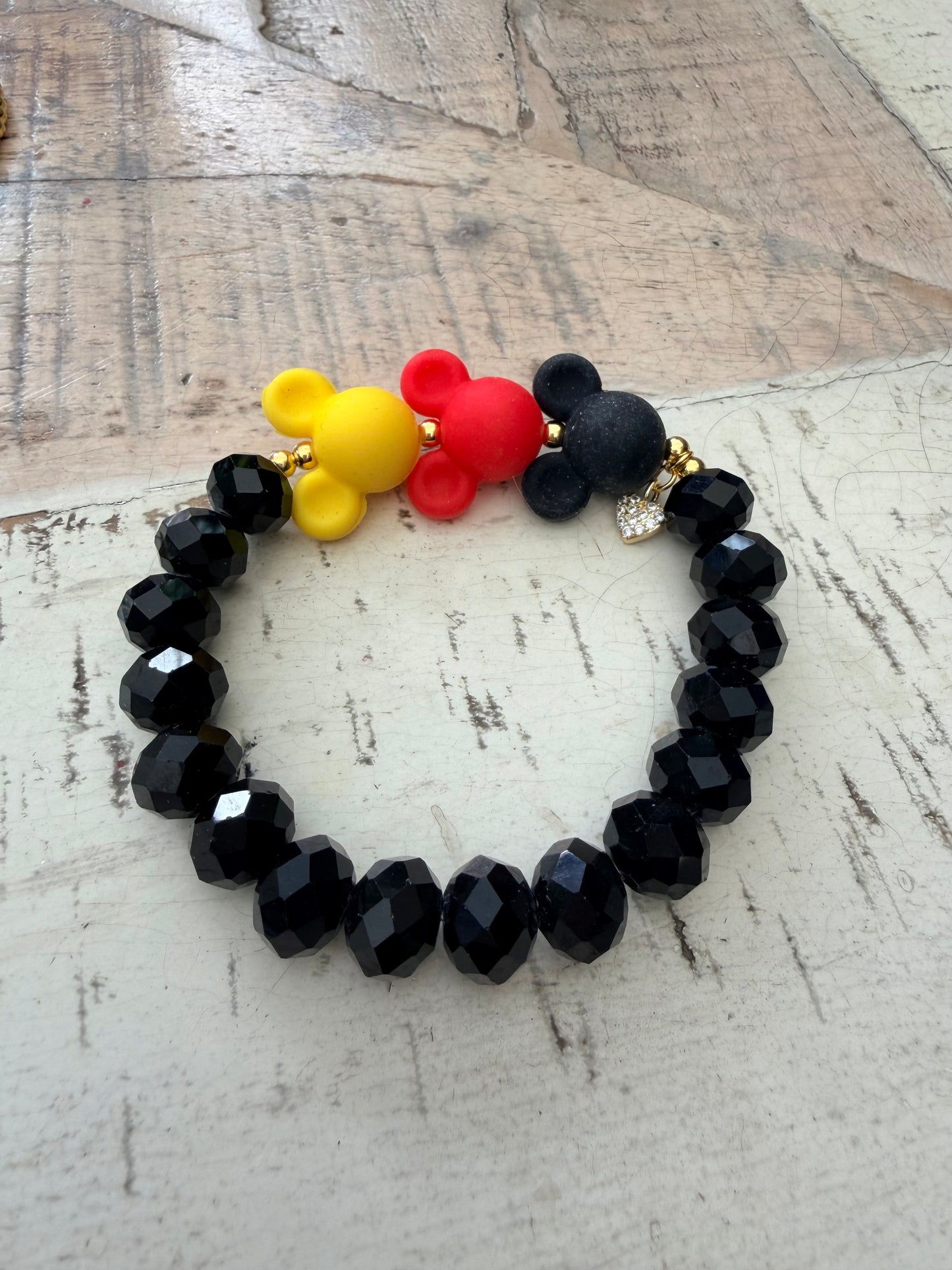 Ein Armband mit Silikon Mauskopf und schwarzen Perlen