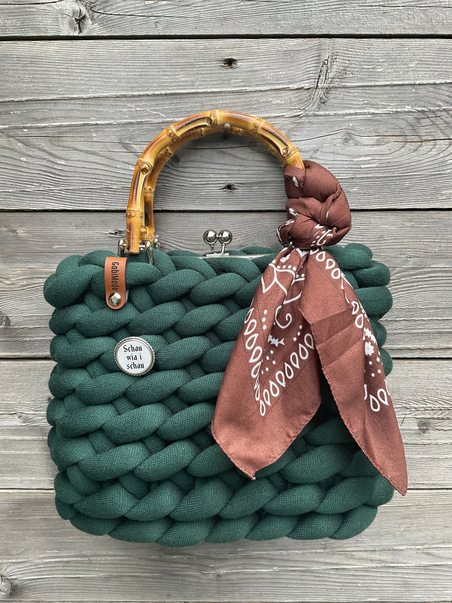 Eine dunkelgrüne gestrickte Trachtentasche