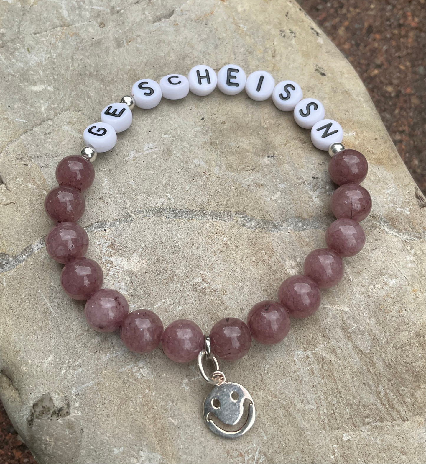 Ein Perlenarmband mit Ge scheissn