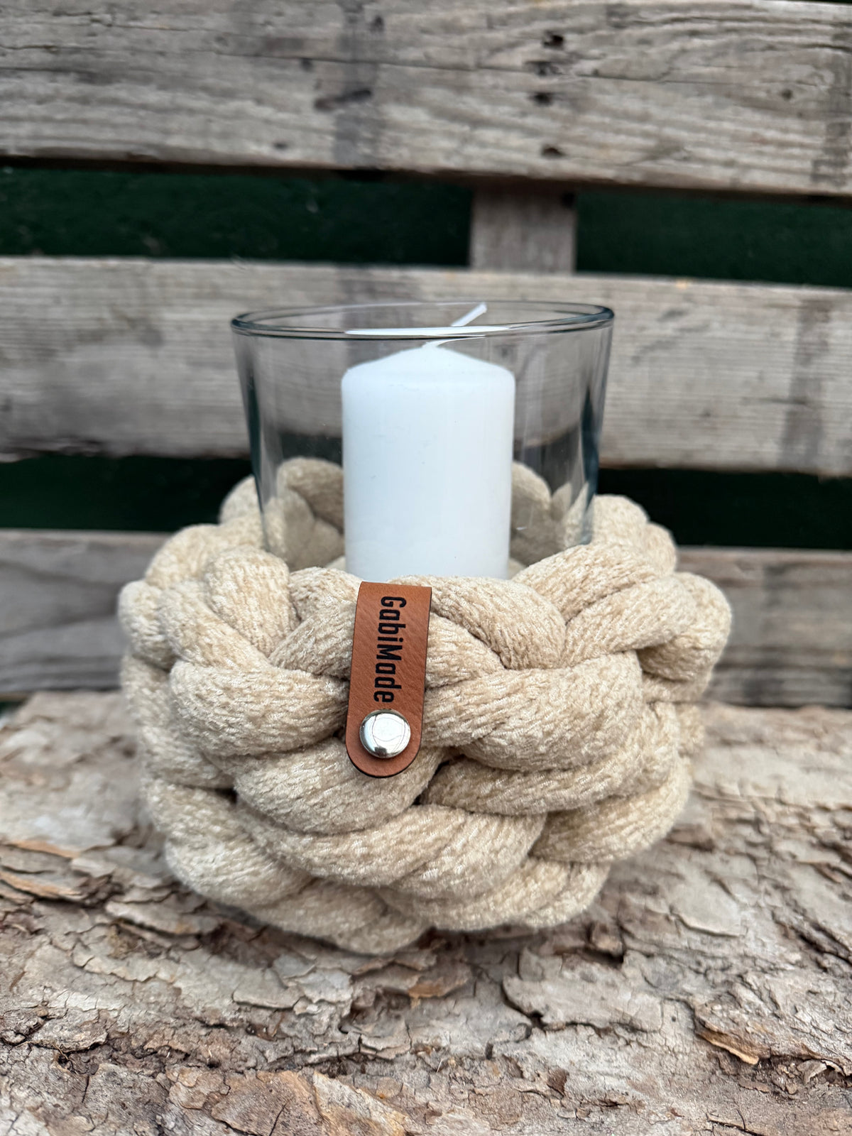 Ein Beiges gestricktes Windlicht mit Glaseinsatz
