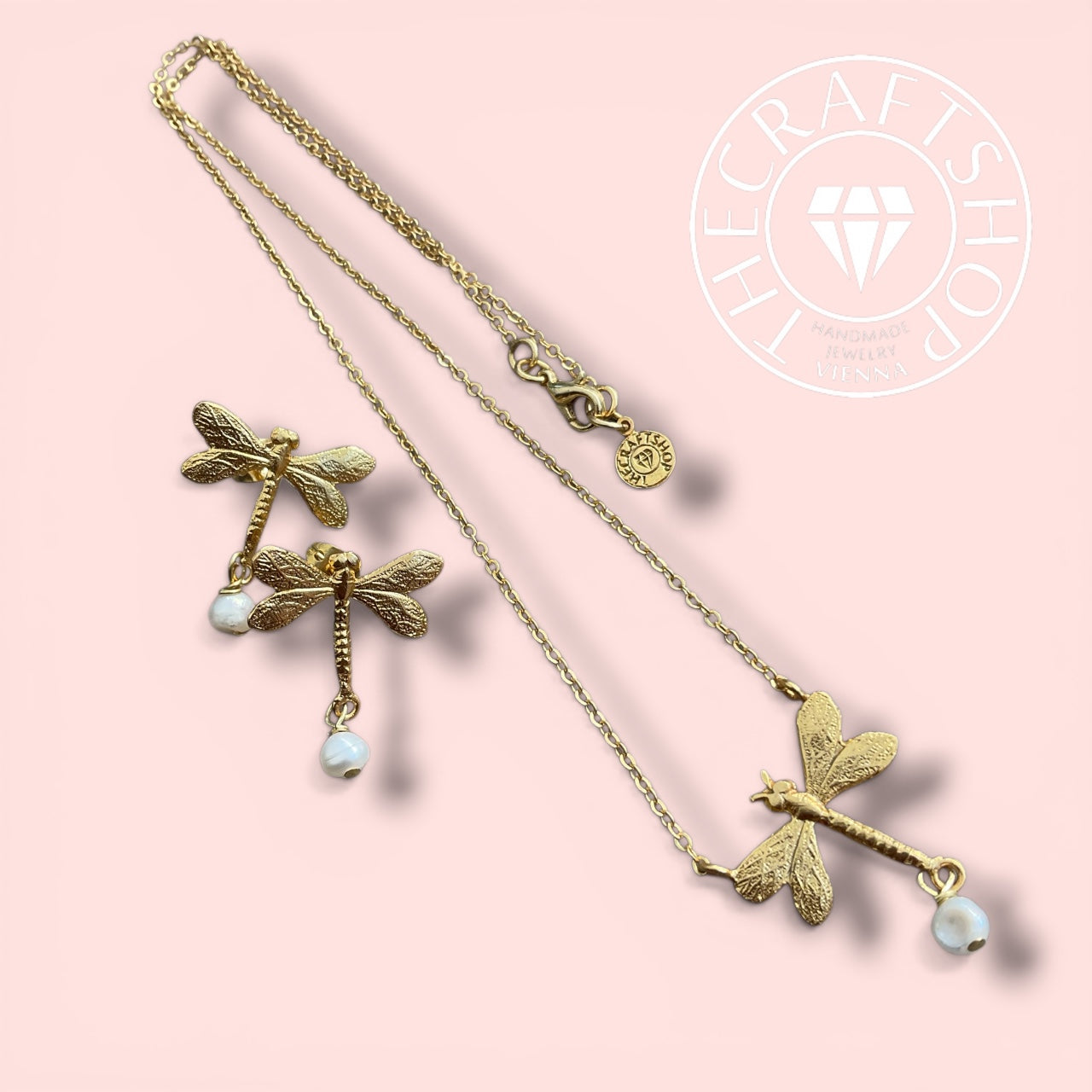 Ein schmucksset aud kette und Ohrringe mit Libelle weiß