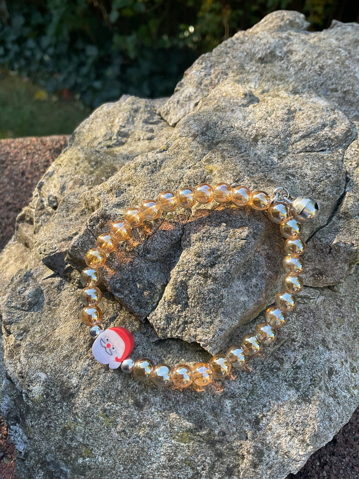 Ein Armband in Gold mit Nikolaus und Glöckchen
