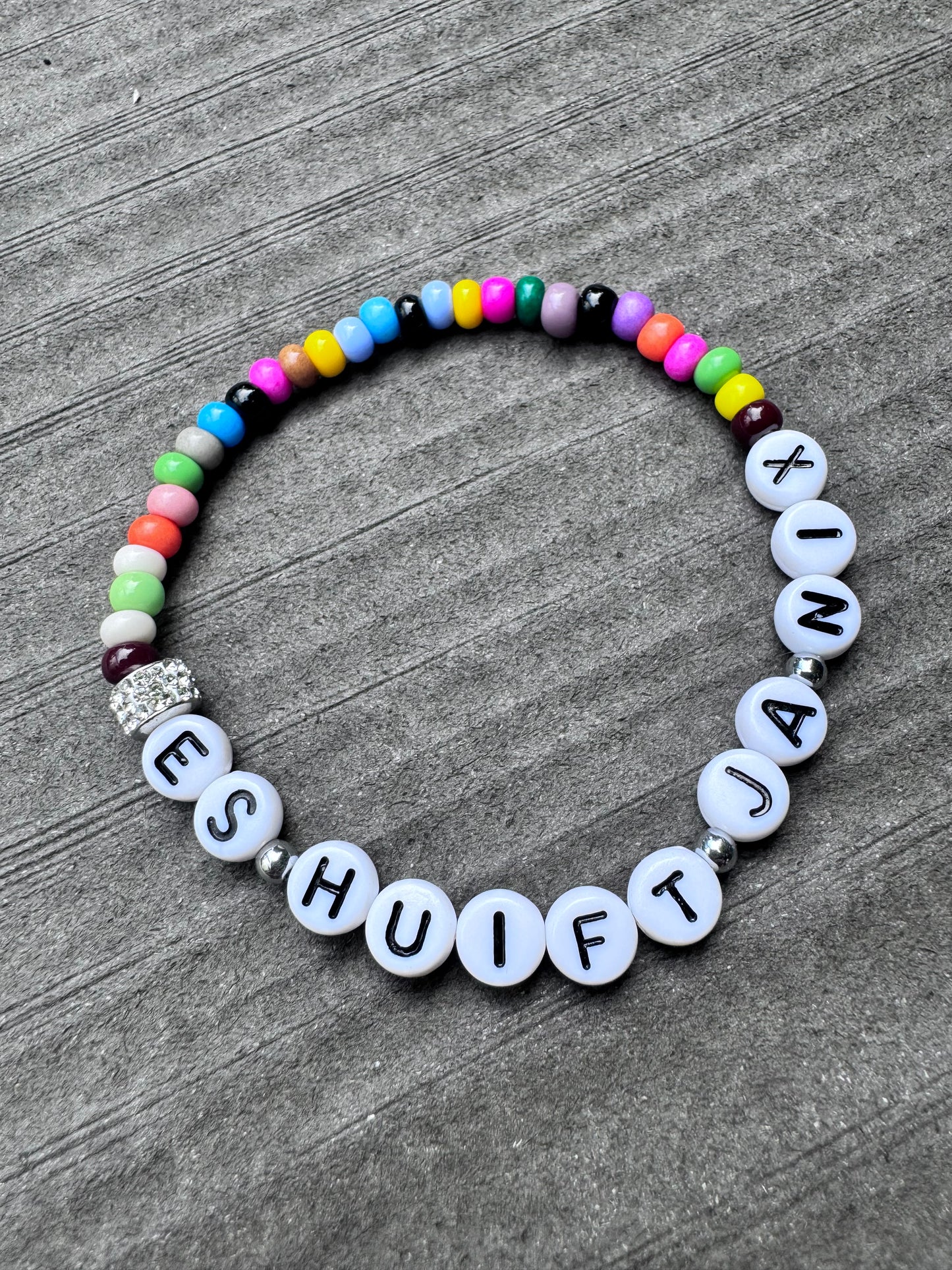 Ein Armband aus bunten Perlen und ‚Es huift ja nix ‚
