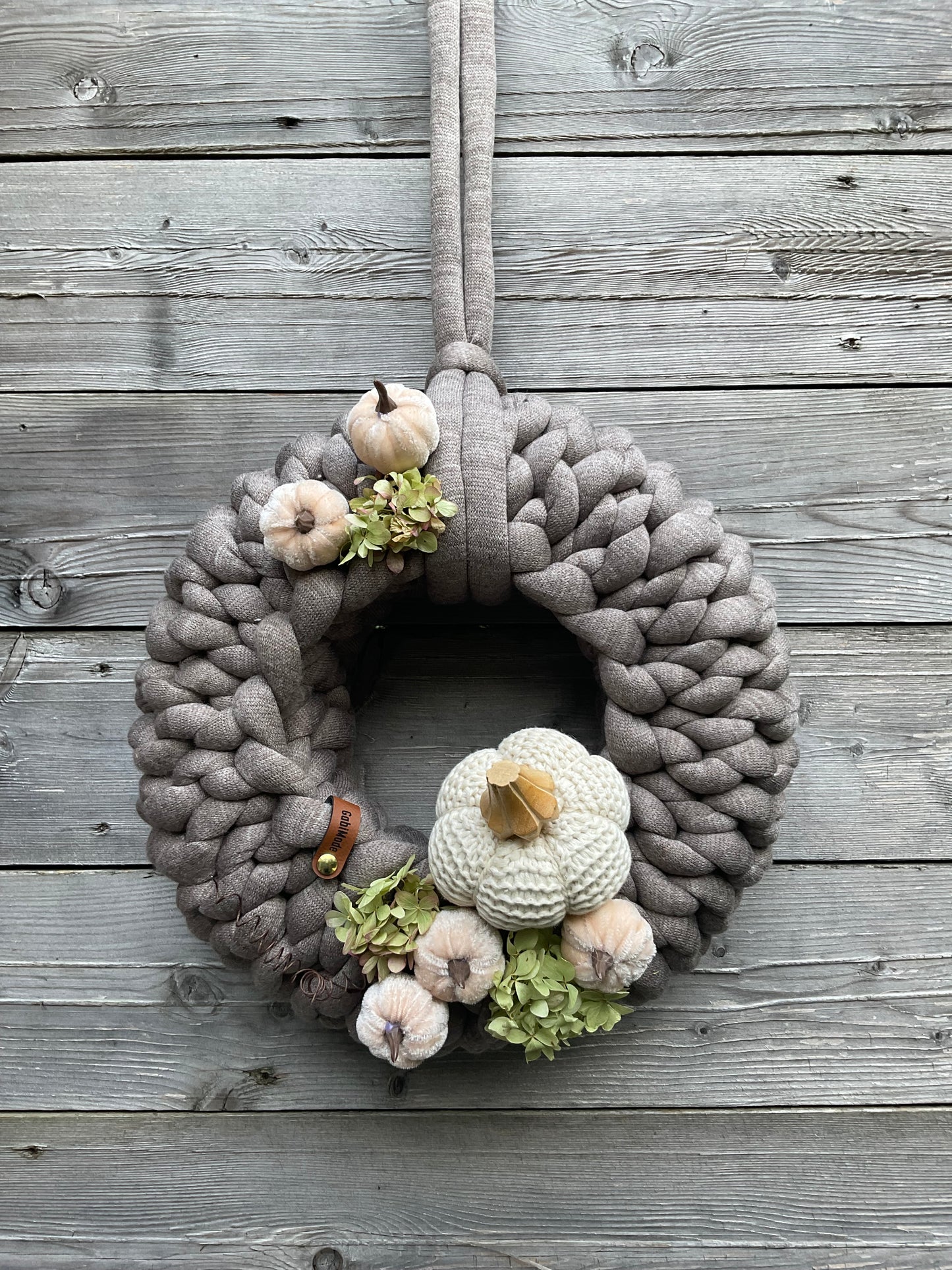 Ein gestrickter dekorierter Türkranz