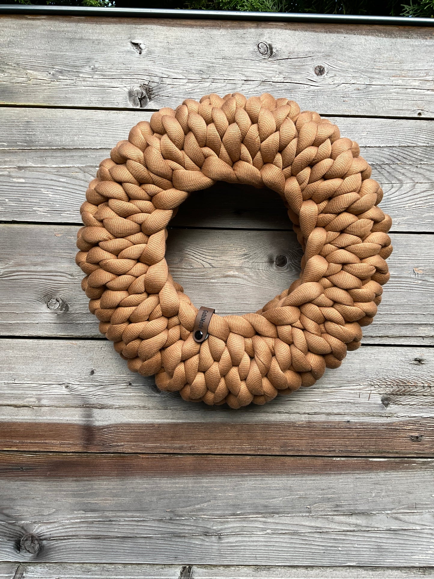 Ein gestrickter Kranz in Cognac