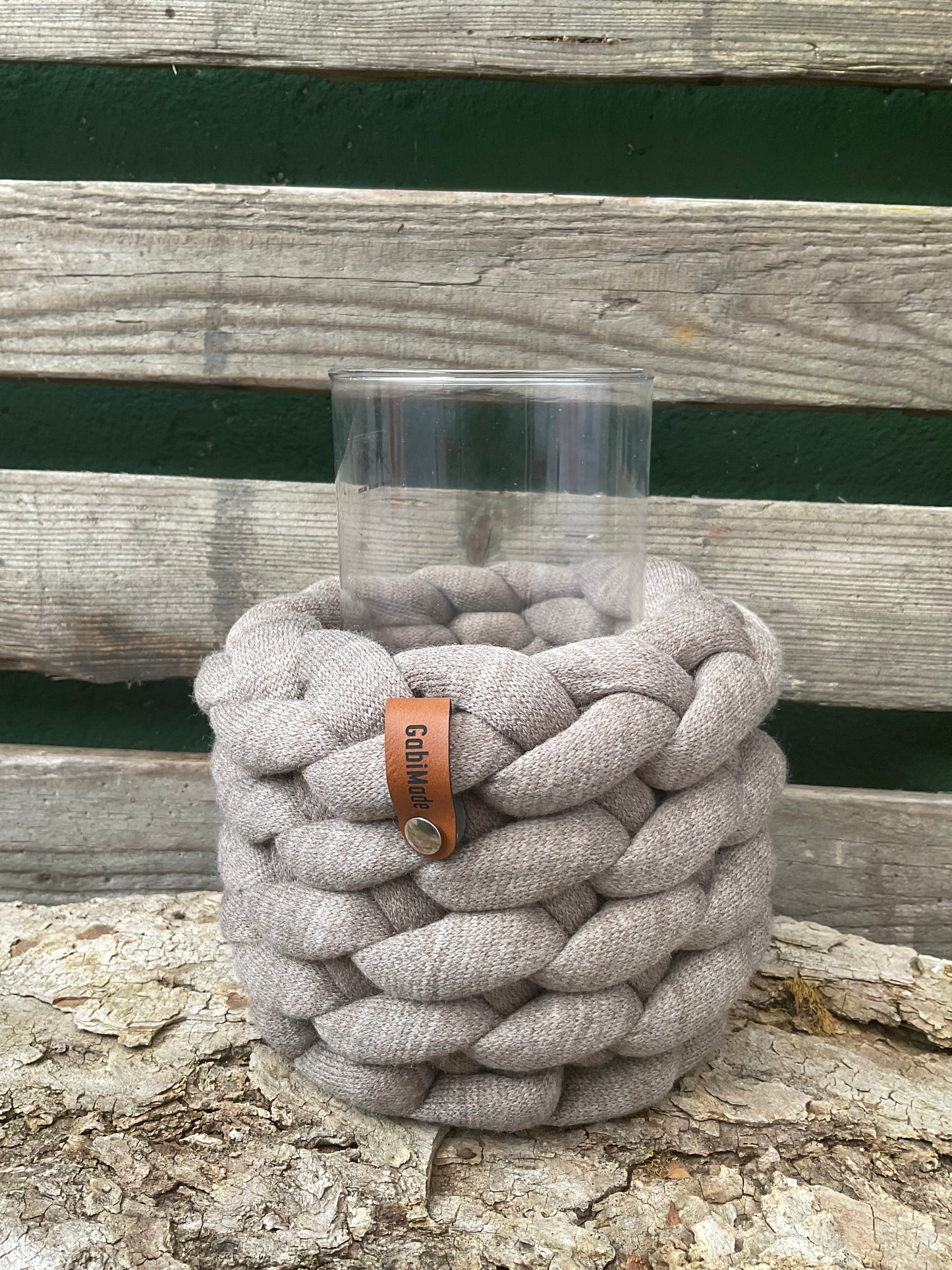 Eine gestrickte hellbraune Vase