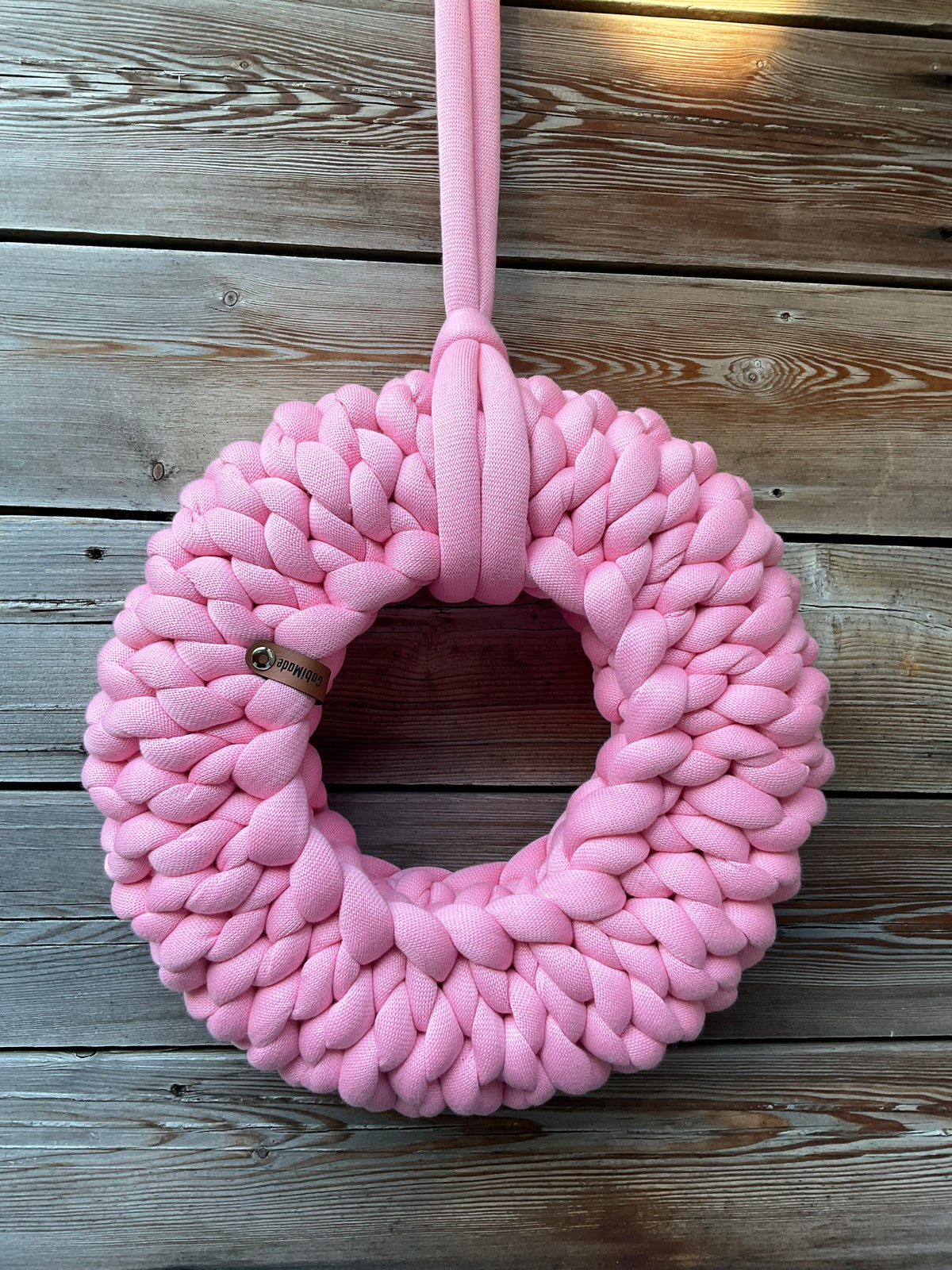 Ein gestrickter rosa Kranz