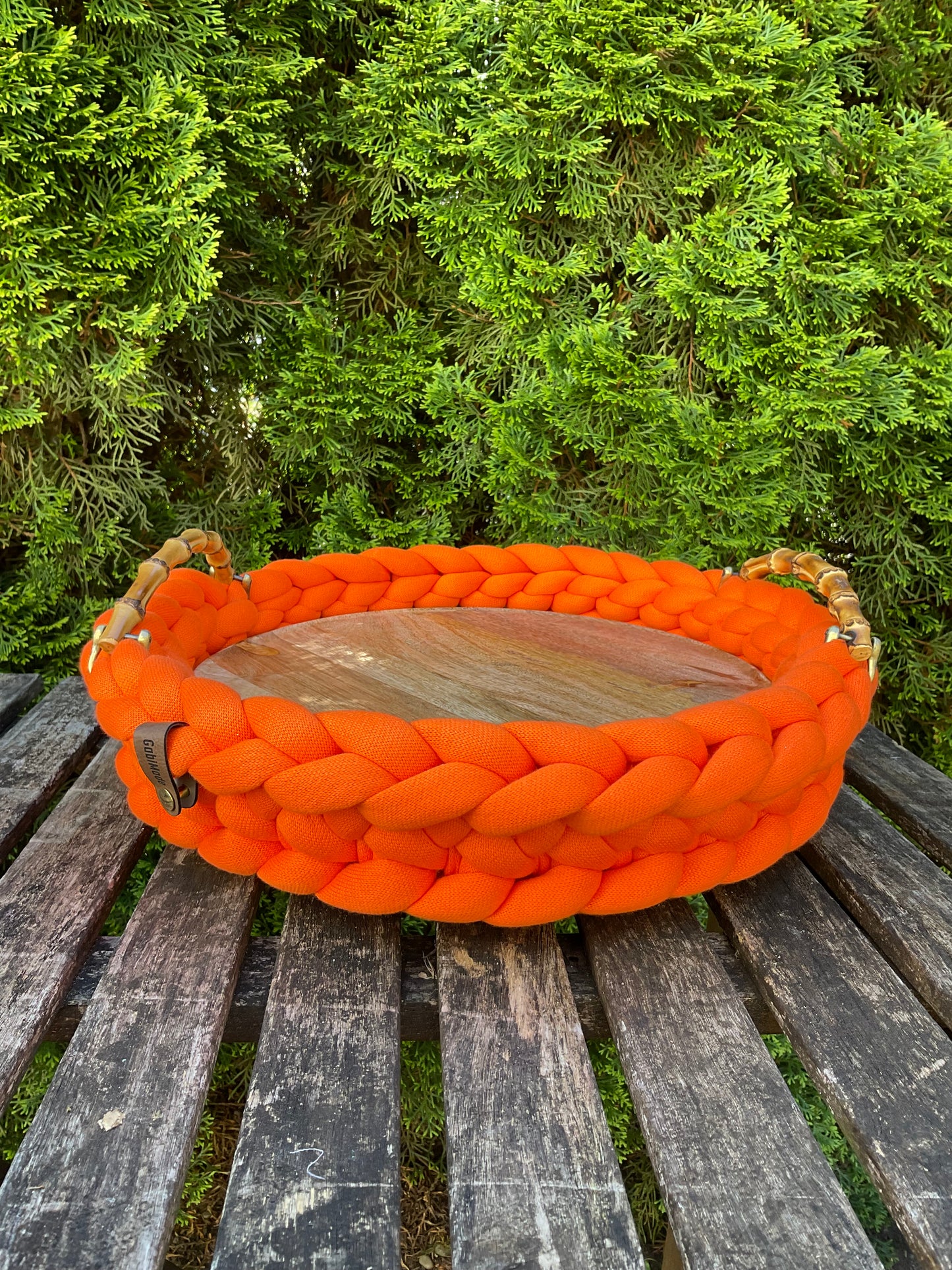 Ein getricktes Tablett in Oange mit Holzteller, Bambusgriffen in Large.