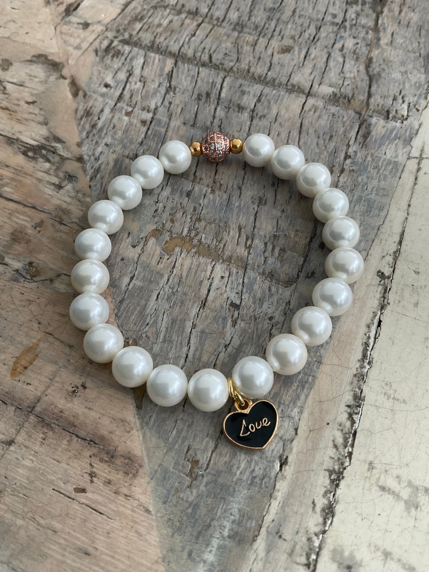 Ein Perlenarmband mit einem Herzanhänger