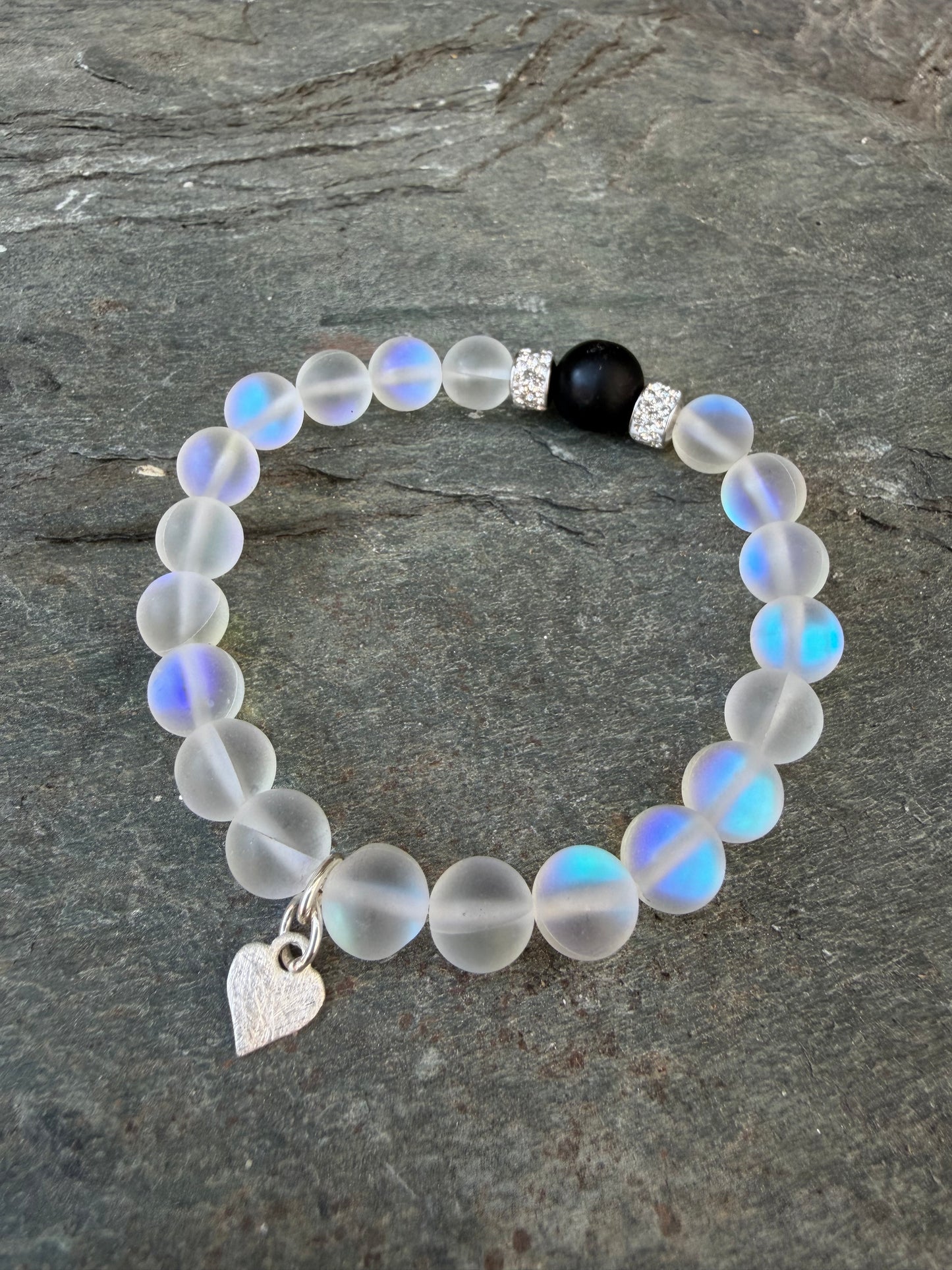 Schimmerndes Armband mit Herzanhänger