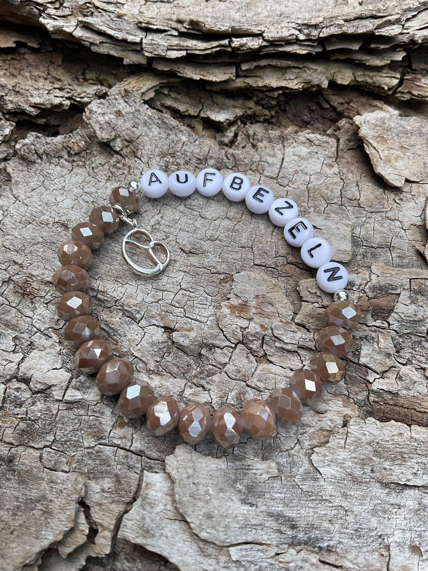 Perlenarmband âAufbrezelnâ mit silbernen BrezenanhĂ€nger