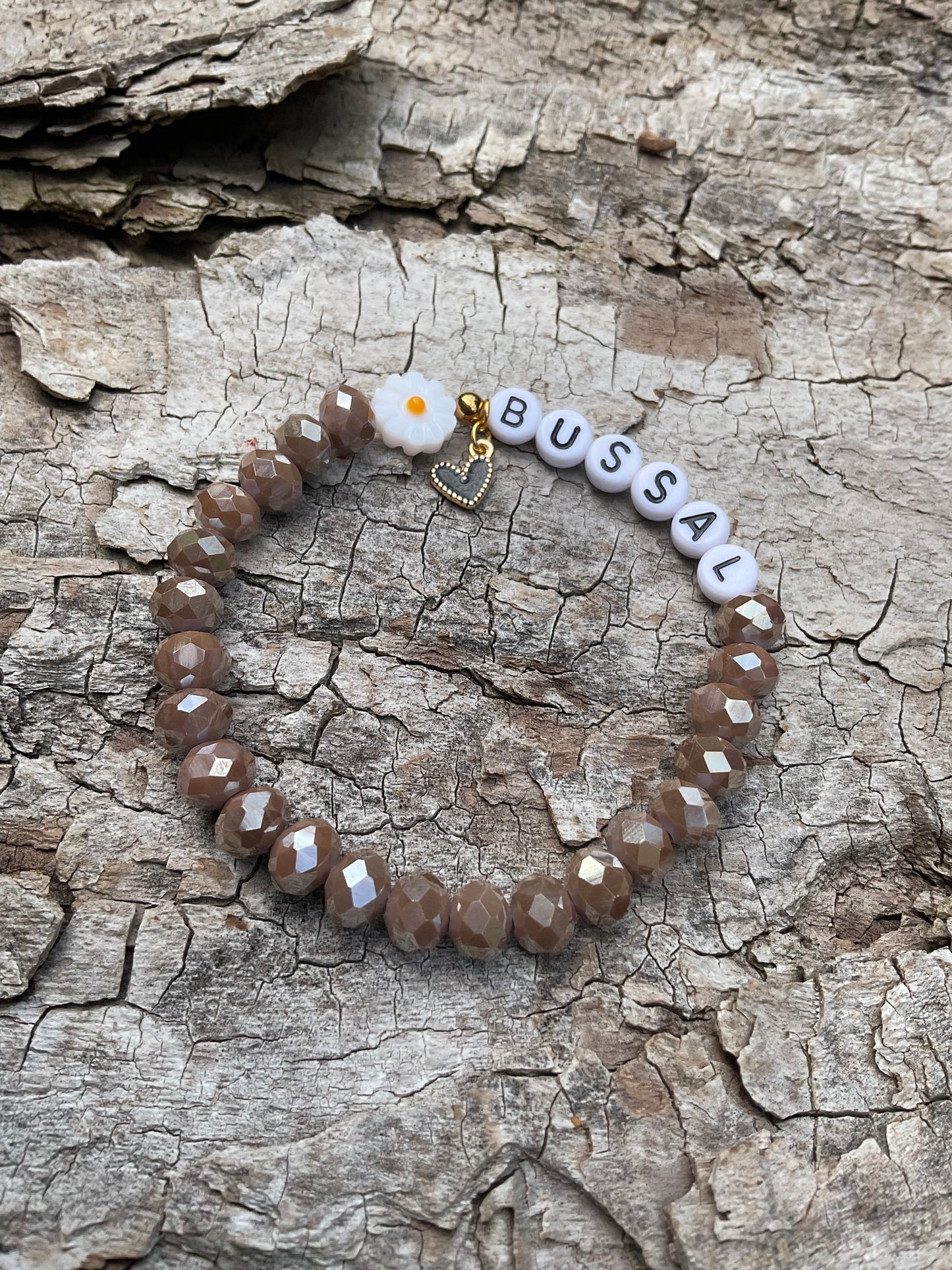 Perlenarmband ‚Bussal‘ mit Blumenperle und Herzanhänger