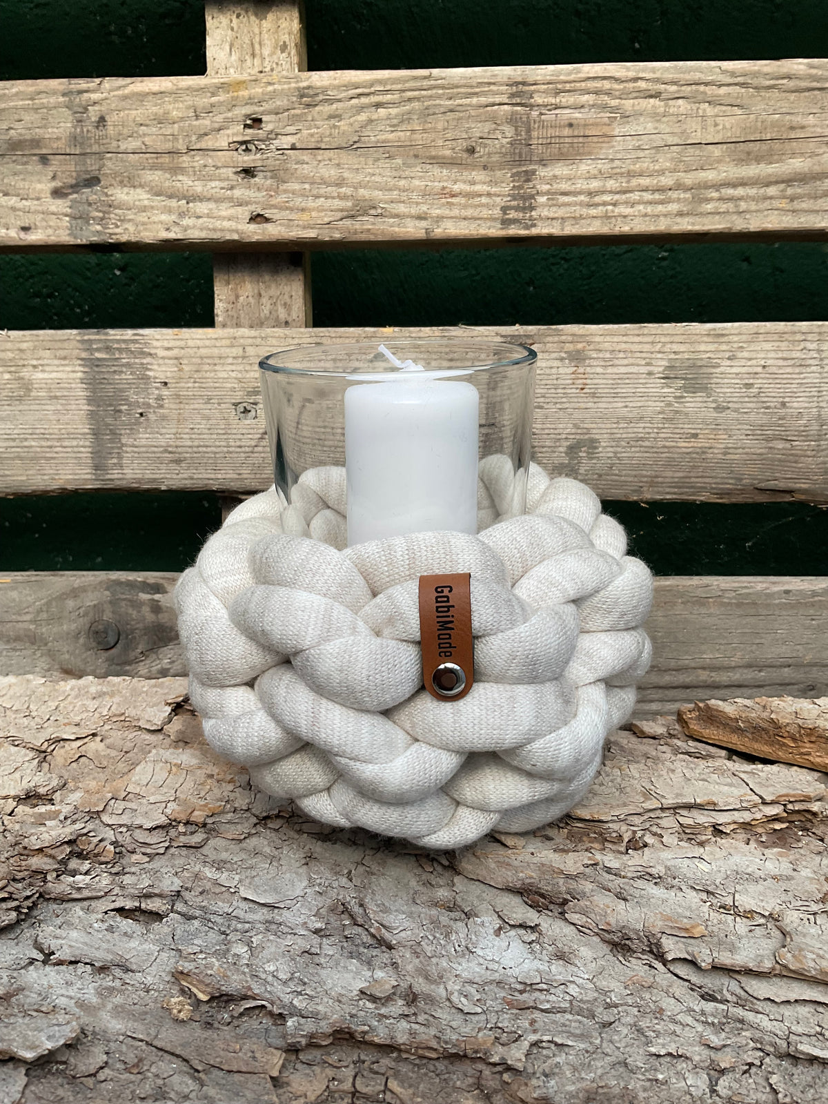 Ein gestricktes Beiges Windlicht mii mit Glas