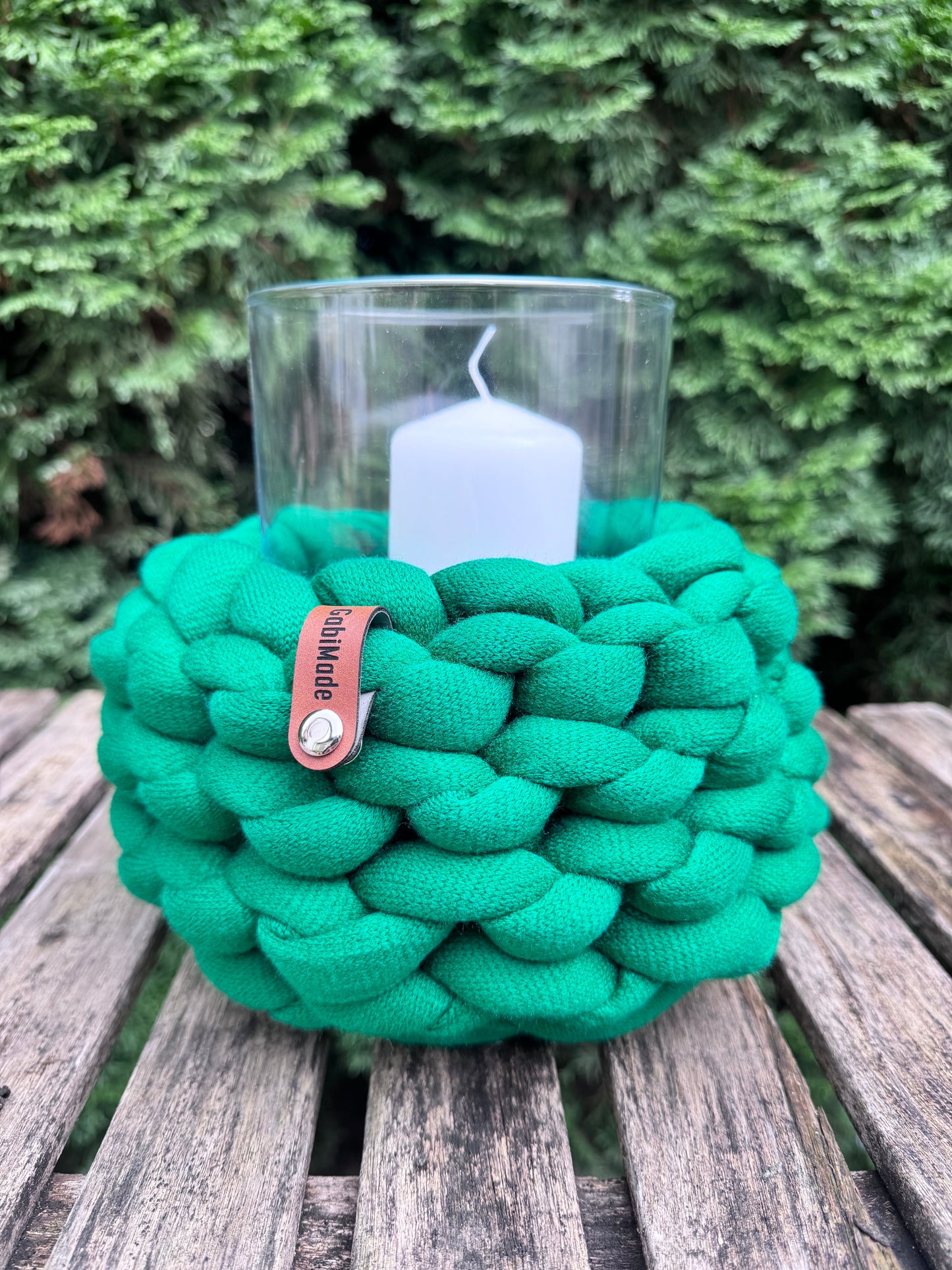 Ein gestricktes grünes Windlicht