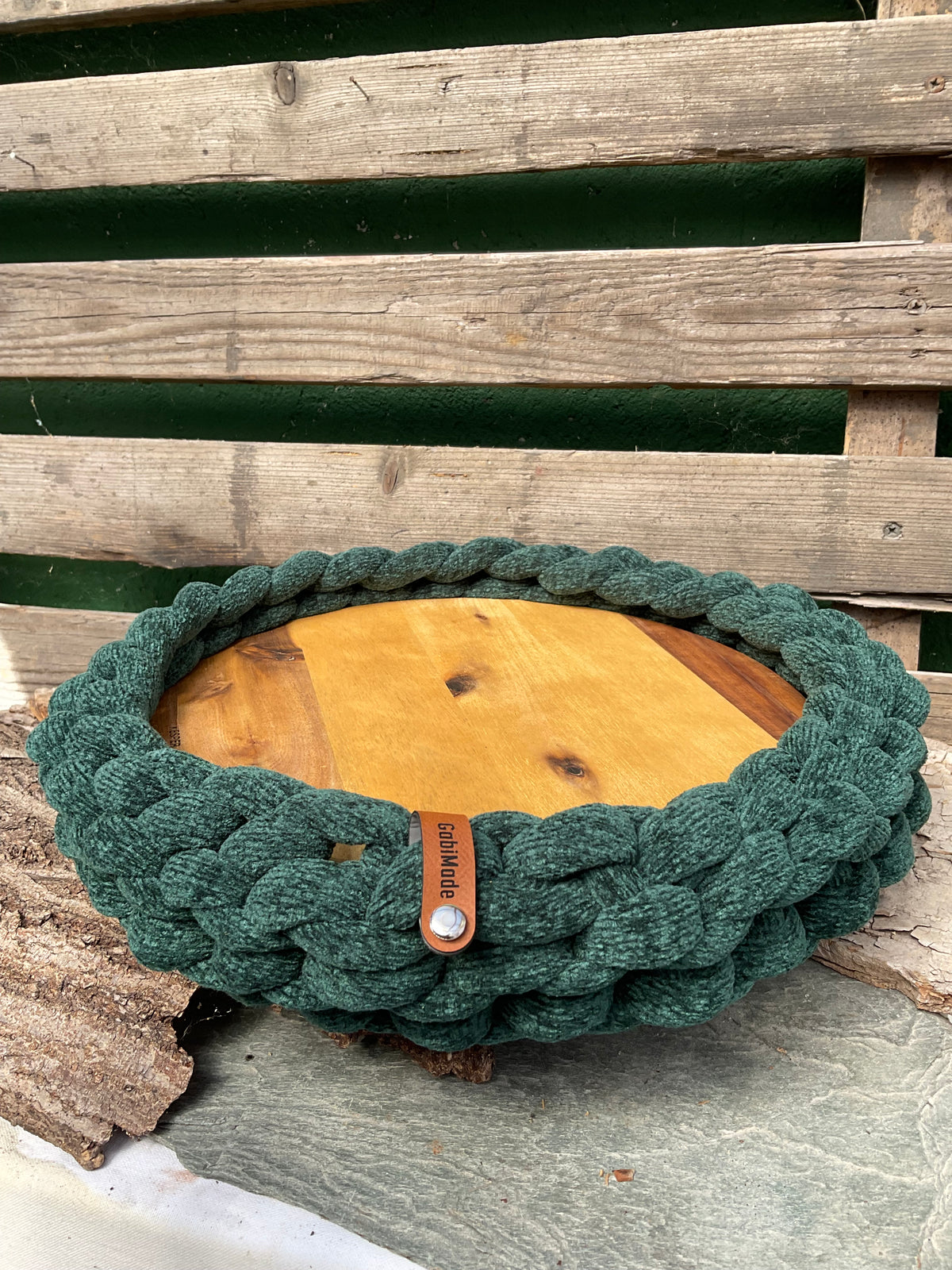 Ein gestricktes grüne Starlet mit Holzteller