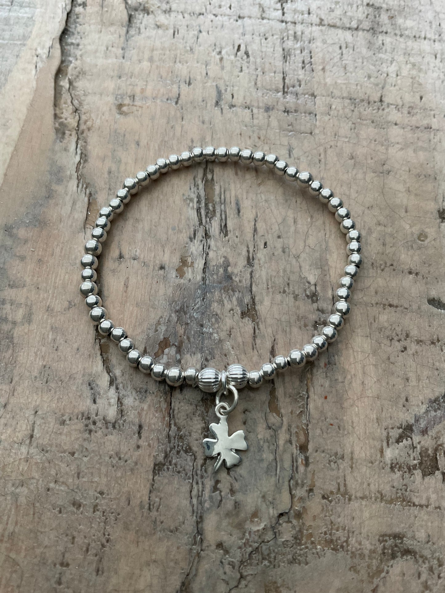 Perlenarmband in Silber mit Kleeblatt Anhänger
