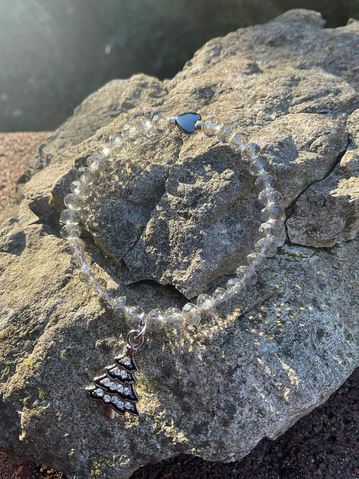 Ein schimmerndes Perlenarmband mit Tannenbaum Anhänger