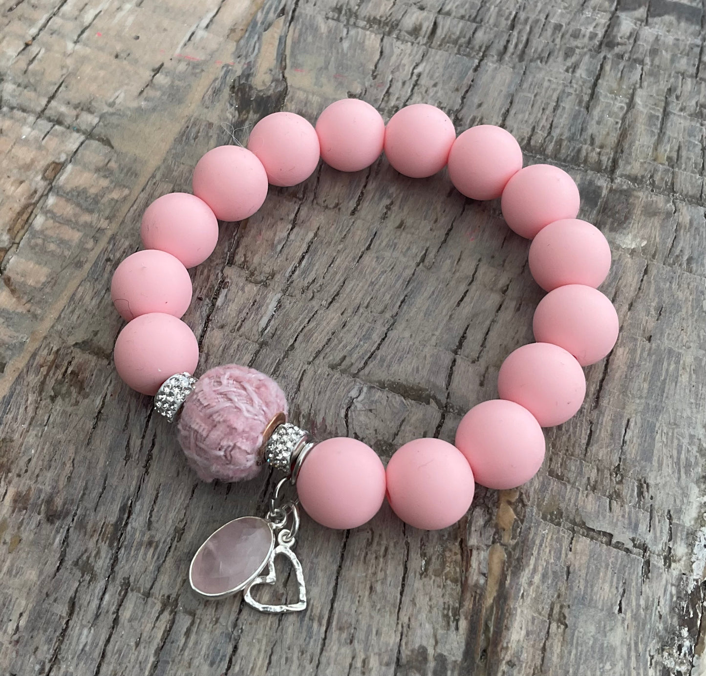 Ein rosa Perlenarmband mit Anhänger