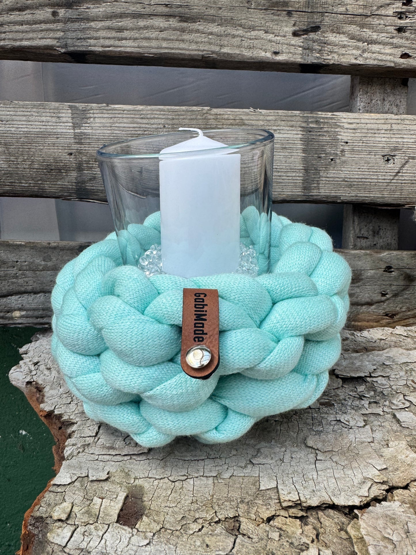 Ein kleines gestricktes Windlicht mit Glaseinsatz