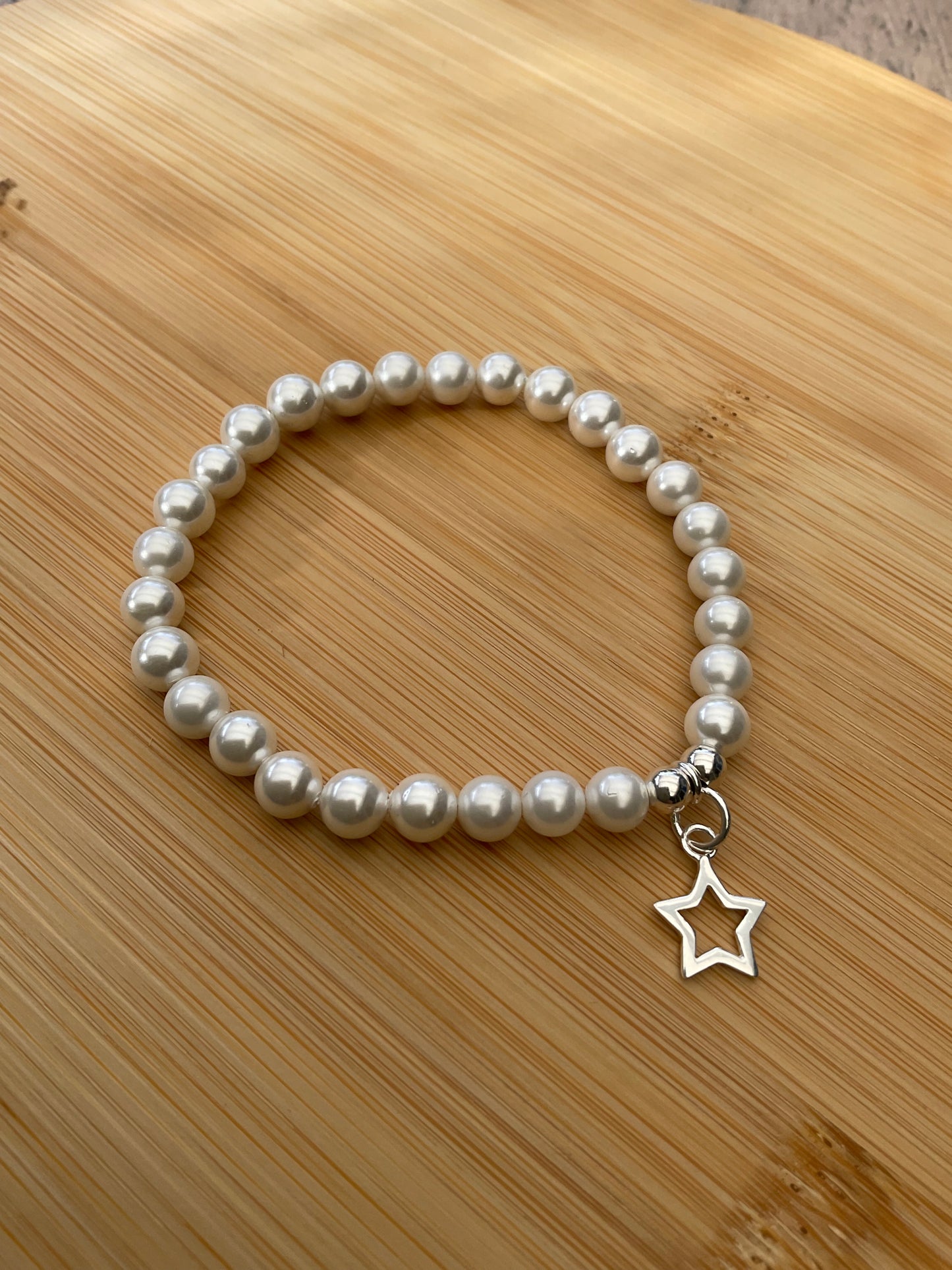 Ein Perlenarmband mit Silber Sternanhänger