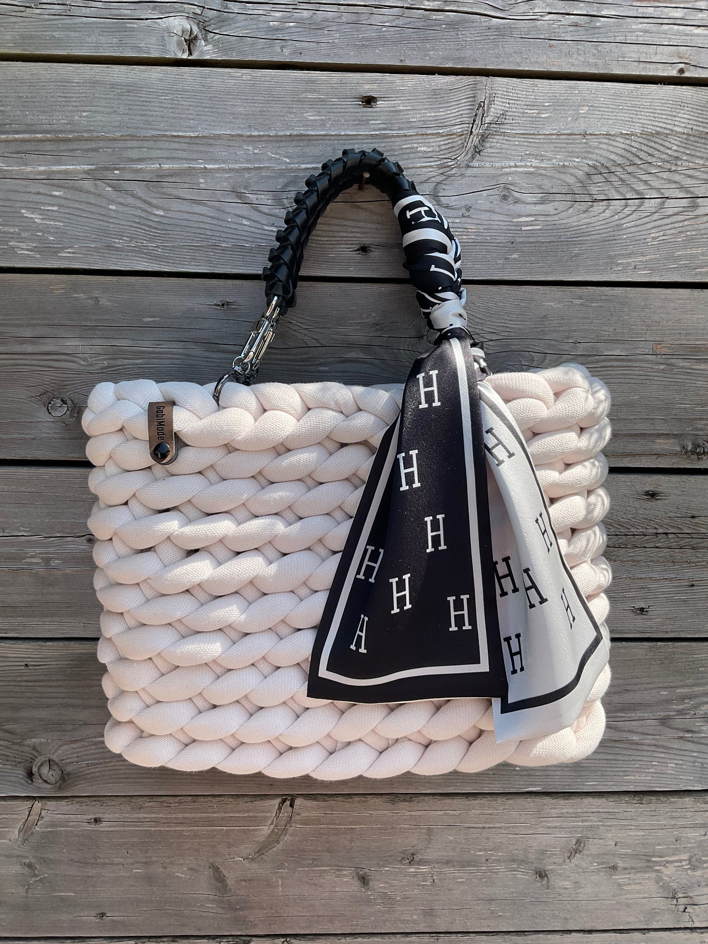 Eine Weiße Tasche mit einem Twilly und Ledergriffen