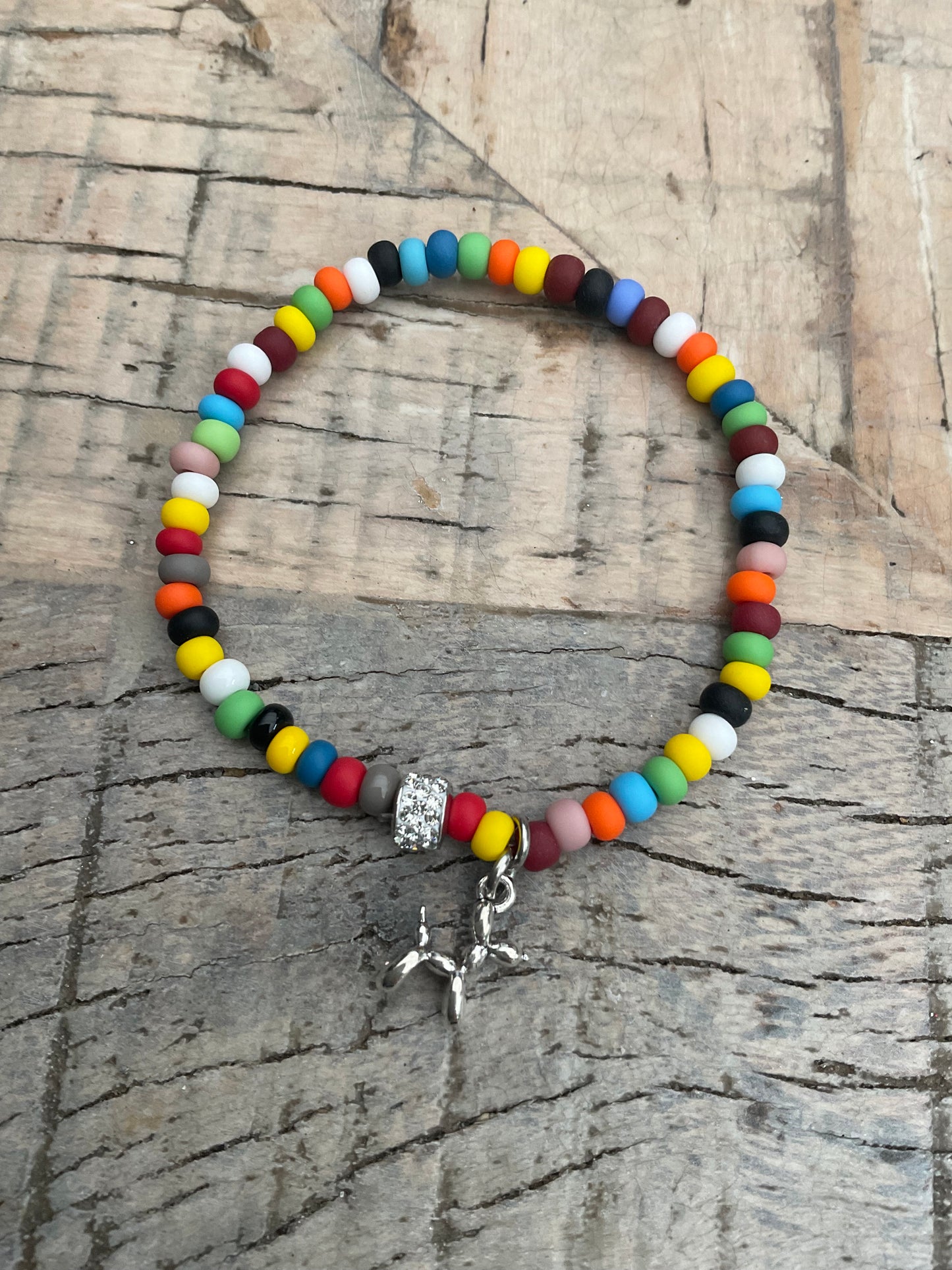 Ein buntes Armband mit Glitzerrondell und einem BalloonDog Anhänger