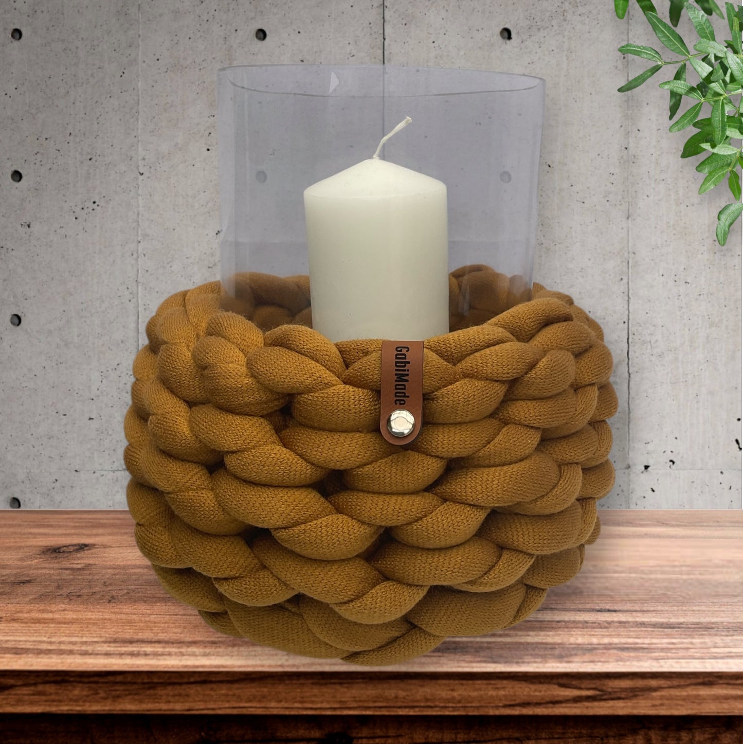 Ein gestricktes Safranfarbenes Windlicht