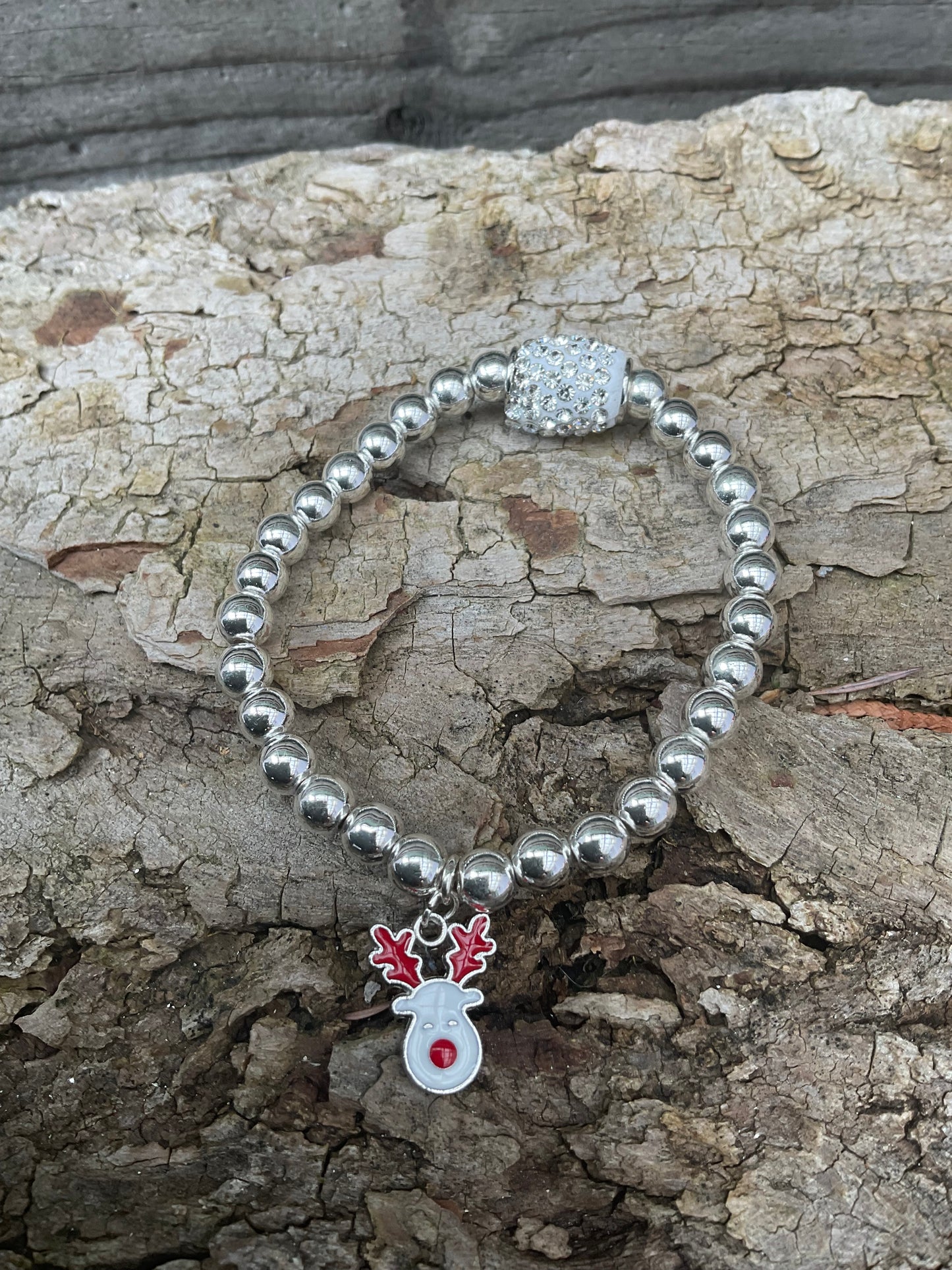 Ein silberfarbenes armban mit emailliertem Anhänger