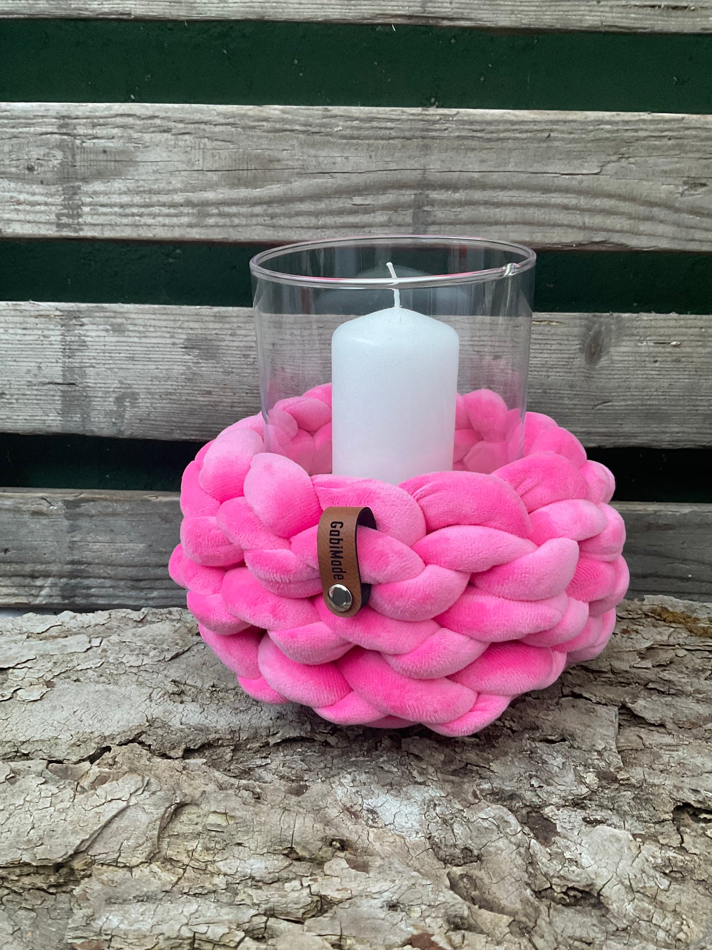 Ein gestricktes rosa Windlicht mit Glaseinsatz