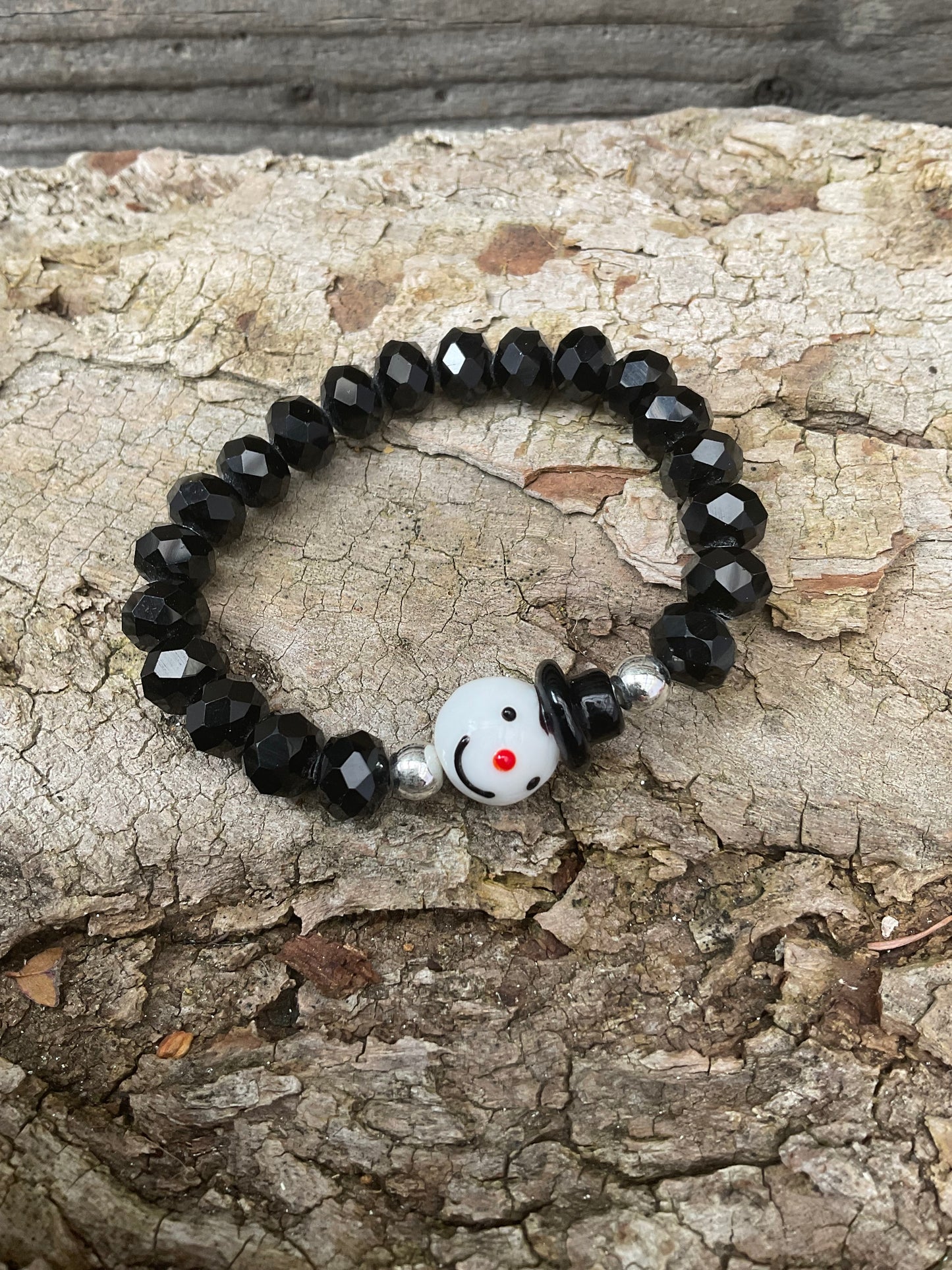 Ein Perlenarmband mir Schneemann perle