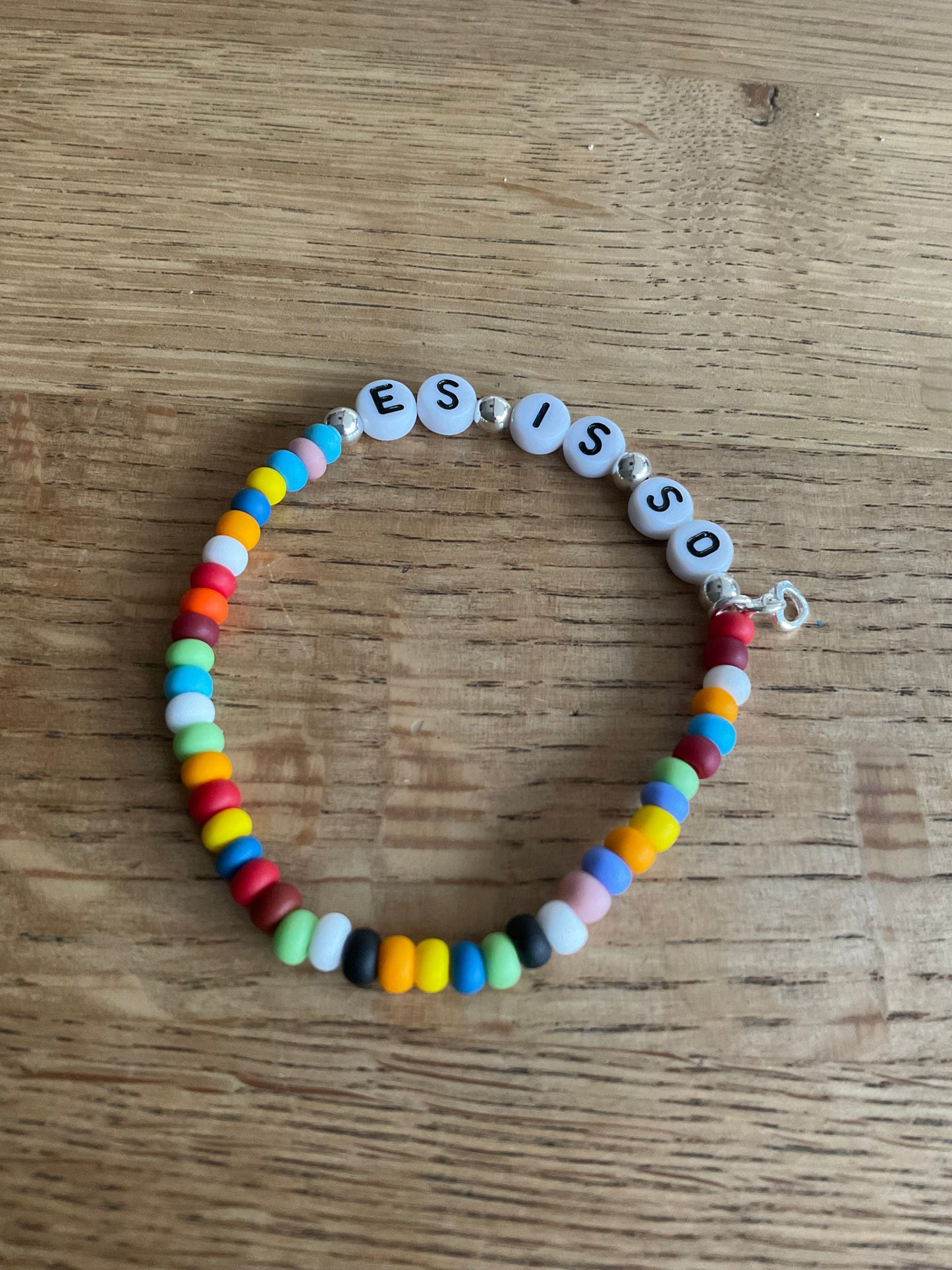Buntes perlenarmband mit es is so und Anhänger