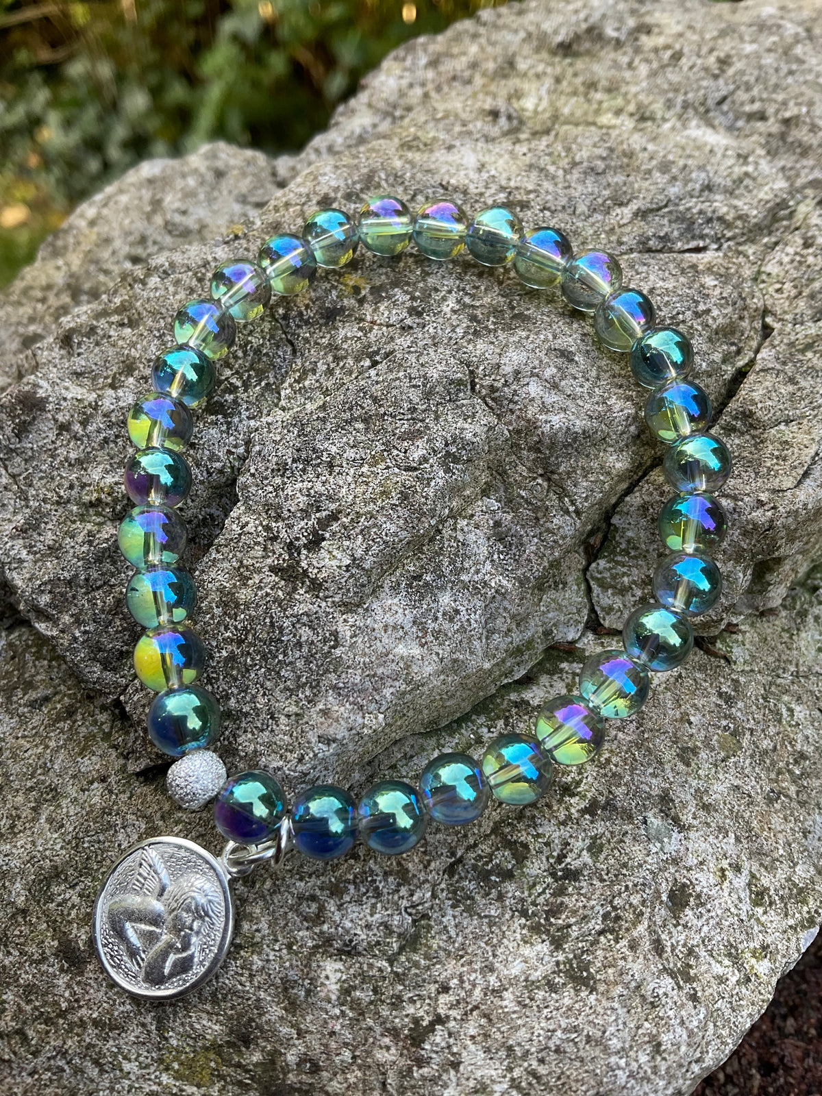 Ein Armband aus AquqAura und Schutzengel Anhänger 