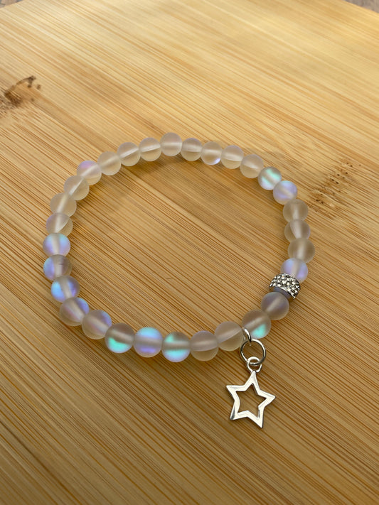Ein schimmerndes Perlenarmband mit Sternanhänger