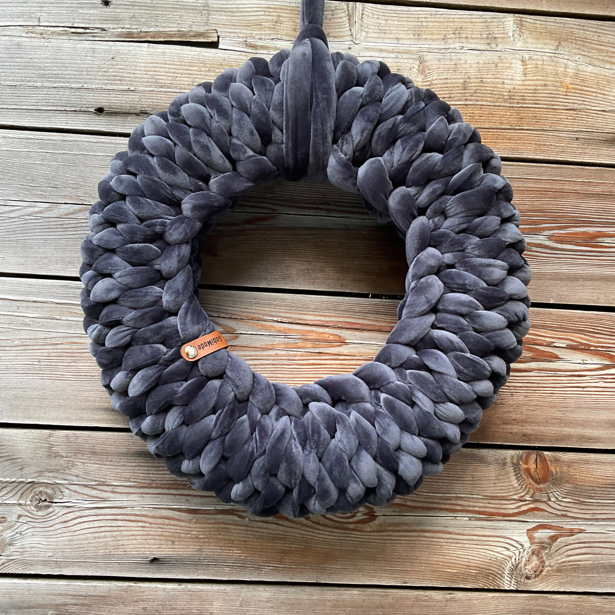 Ein gestrickter grauer Samtkranz