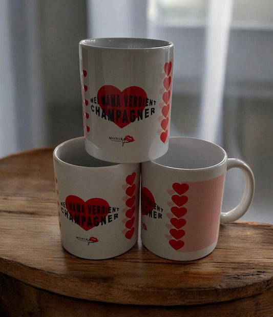 Eine große Tasse mit Aufdruck 