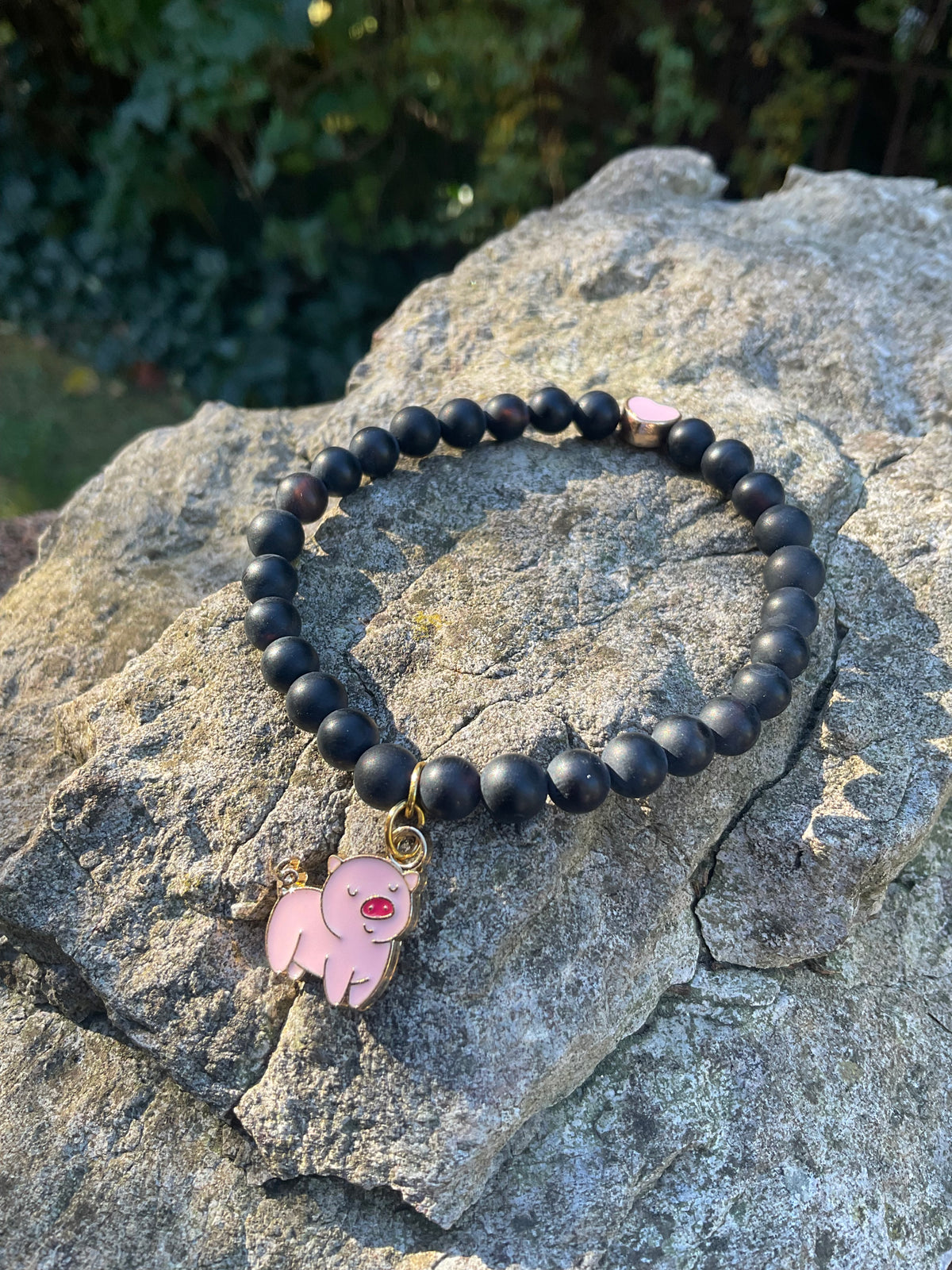 Ein Armband aus Onyx mit Schweinchen Anhänger 