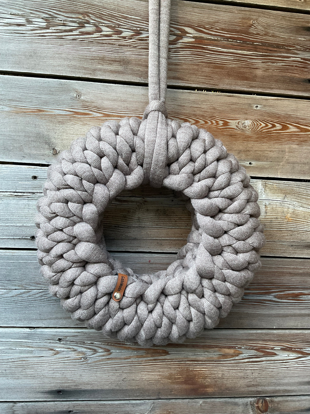 Ein gestrickter Kranz in Taupe 