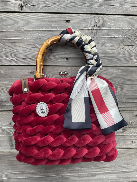 Eine gestrickte weinrote Trachtentasche 