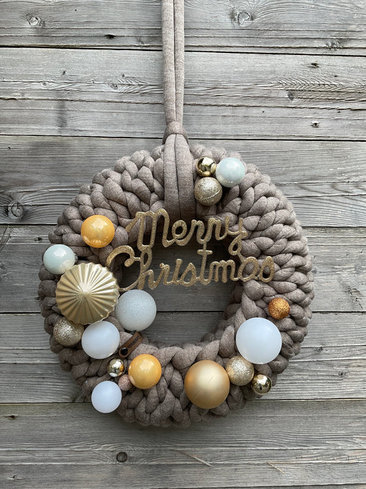 Ein gestrickter brauner geschmückter Türkranz 