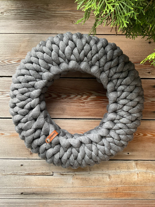 Ein grauer gestrickter Kranz