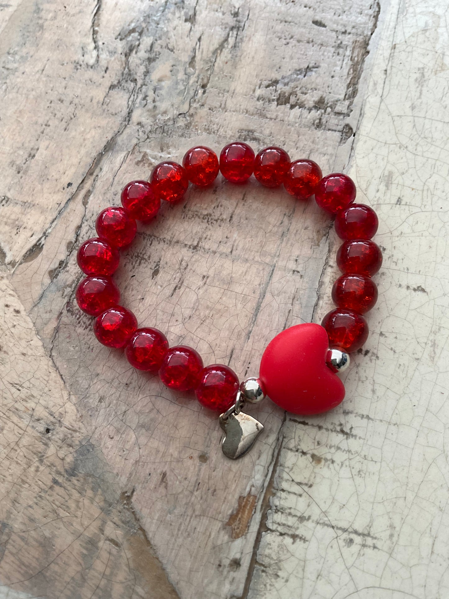 Ein rotes Perlenarmband mit Mickey Mousse 