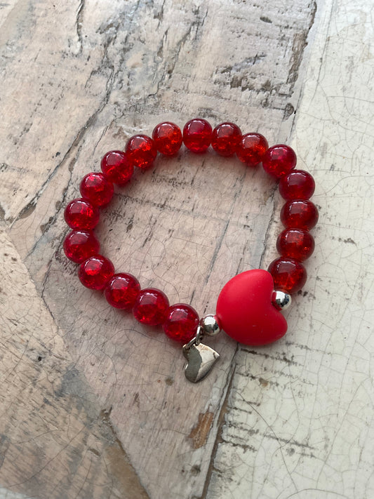 Ein rotes Perlenarmband mit Mickey Mousse 