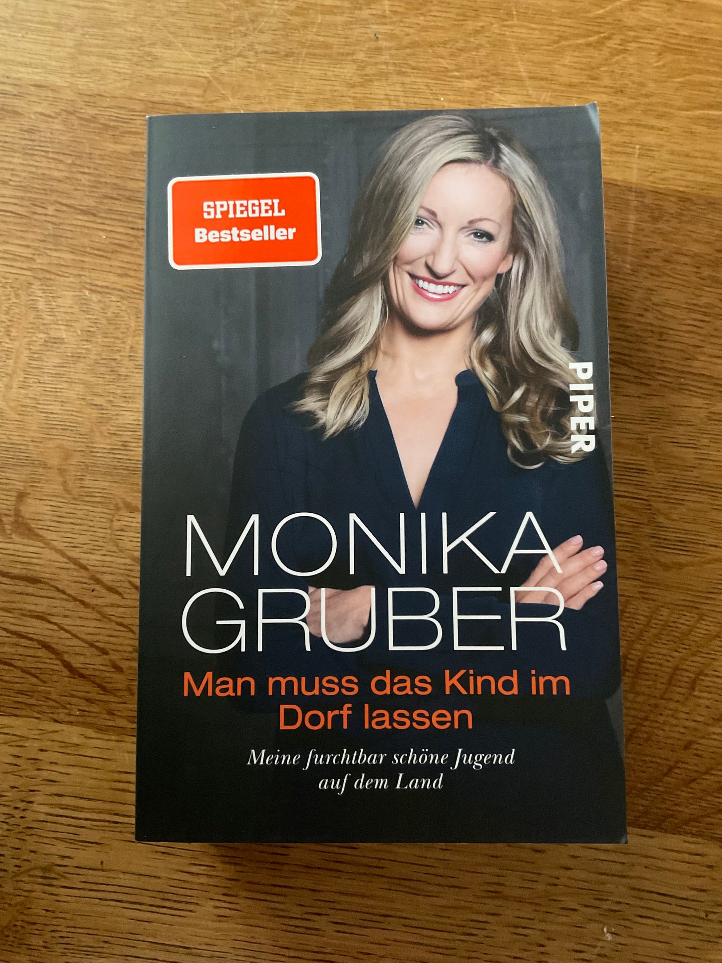 Monika Gruber Buch man muß das Kind im Dorf lassen 