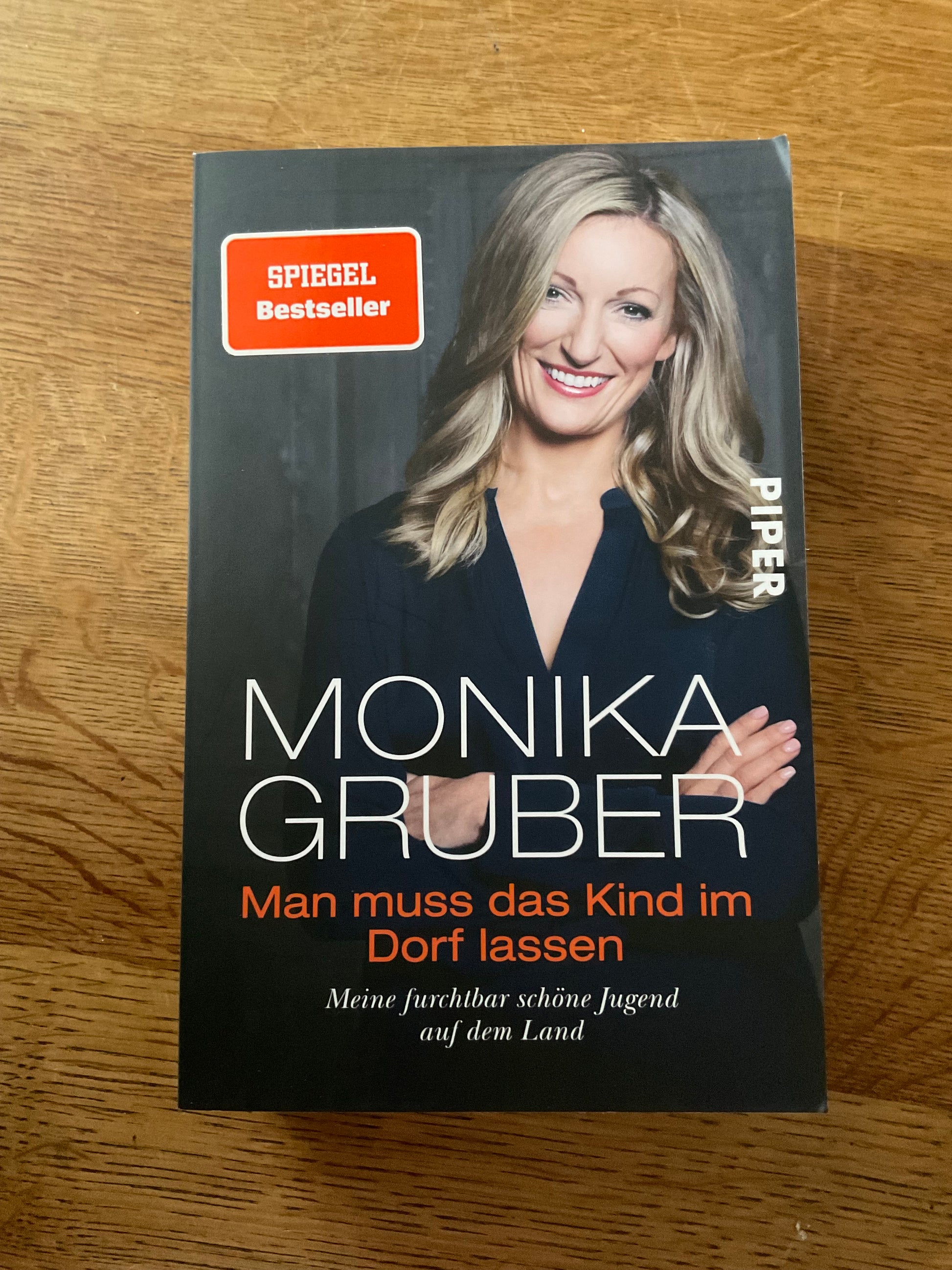 Monika Gruber Buch man muß das Kind im Dorf lassen 